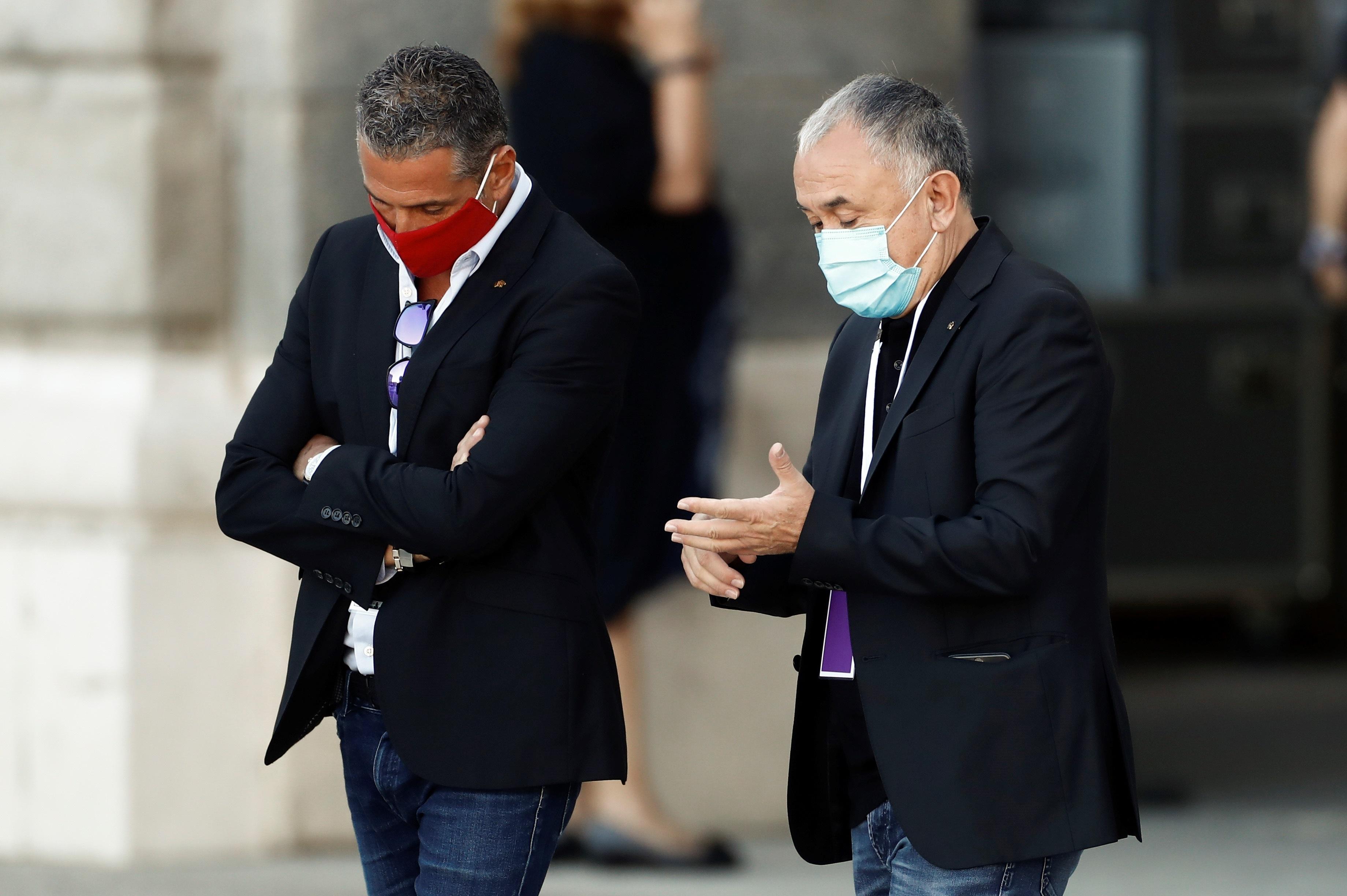 El secretario general de UGT, Pepe Álvarez (d), a su llegada a la ceremonia de Estado para homenajear a las víctimas de la pandemia de Covid-19, celebrada en el Palacio Real de Madrid (España), a 16 de julio de 2020.
