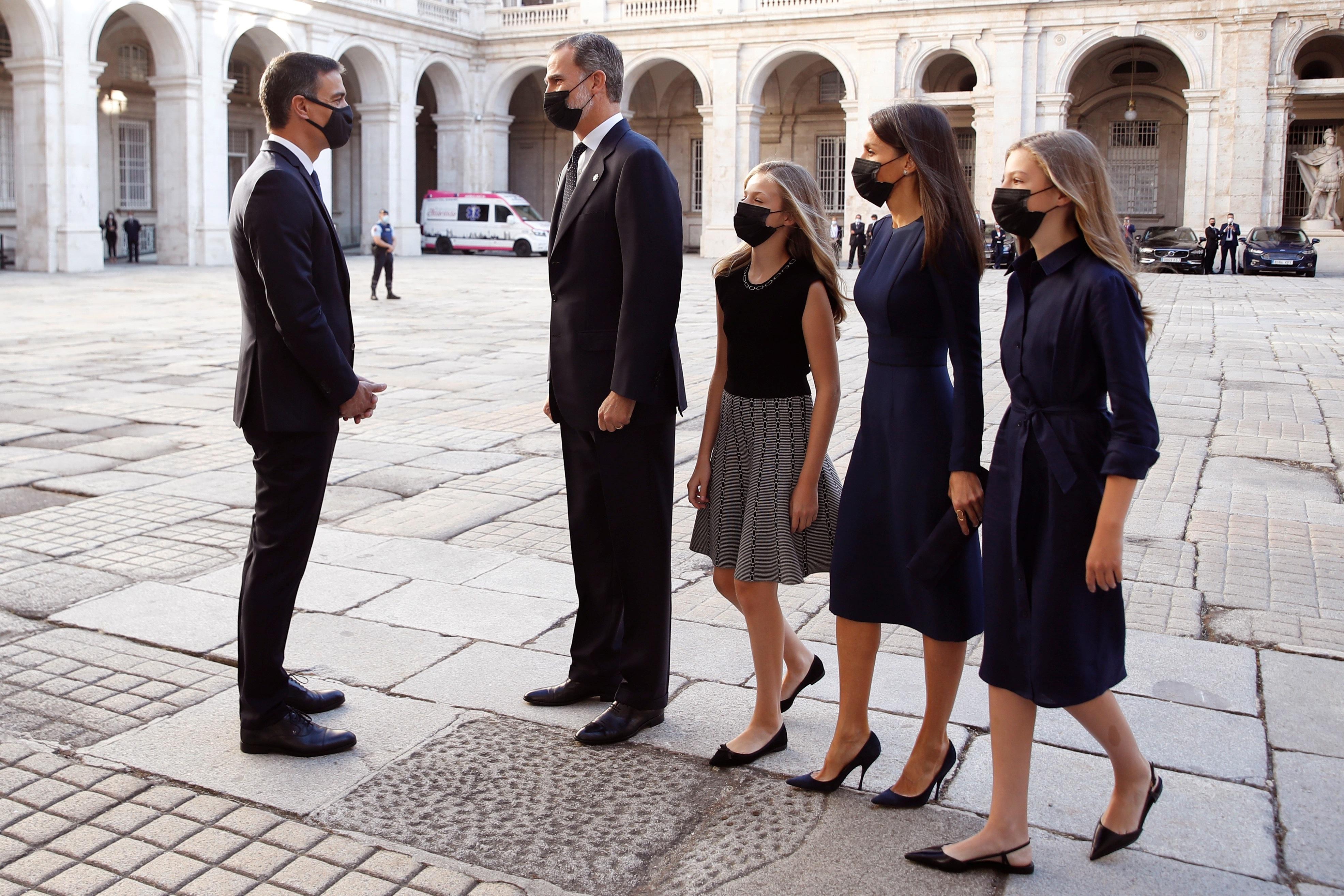 El presidente del Gobierno, Pedro Sánchez (1i), recibe a la Familia Real a su llegada a la ceremonia de Estado para homenajear a las víctimas de la pandemia de Covid-19, celebrada en el Palacio Real de Madrid (España), a 16 de julio de 2020.