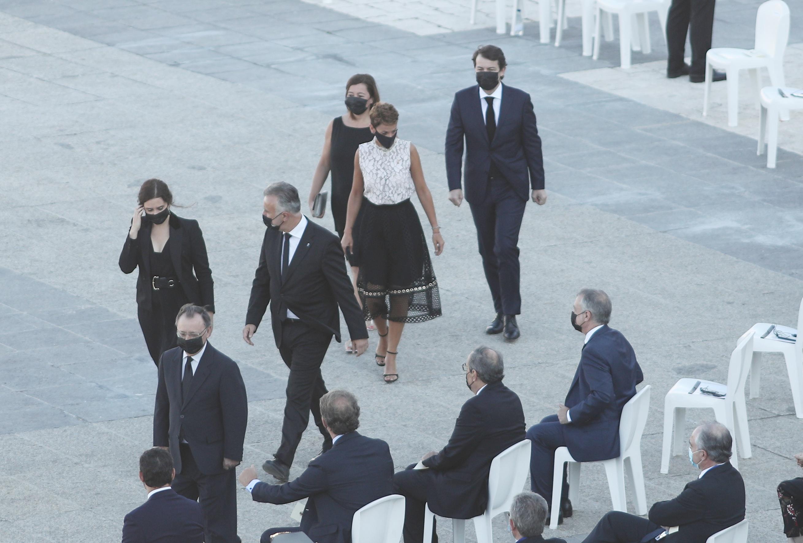 La presidenta de la Comunidad de Madrid, Isabel Díaz Ayuso (1i); el presidente de Canarias, Ángel Víctor Torres (4d); y la presidenta de Navarra, María Chivite (3d), entre otros presidentes autonómicos