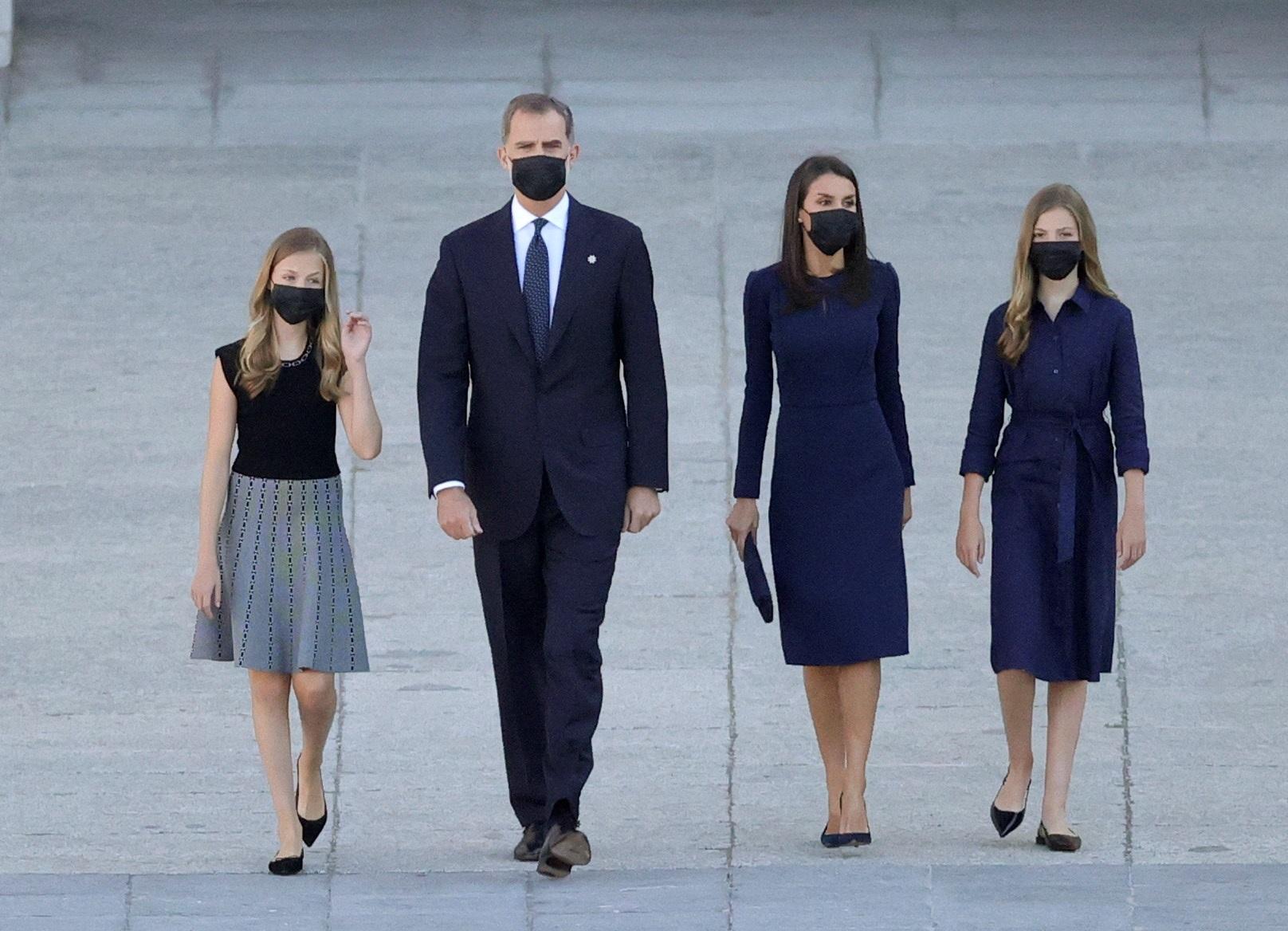 El rey Felipe VI (2i), la reina Letizia (2d), la infanta Sofía (d) y la Princesa de Asturias (i) a su llegada al homenaje de Estado / RE