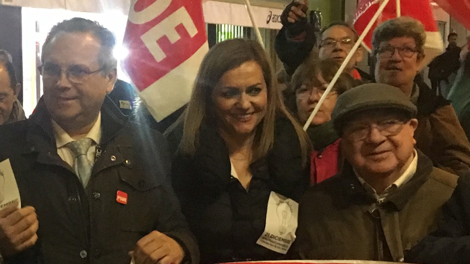 Los concejales del PSOE en Madrid Antonio Miguel Carmona y María Jesús Serrano en la marcha contra la pobreza energética