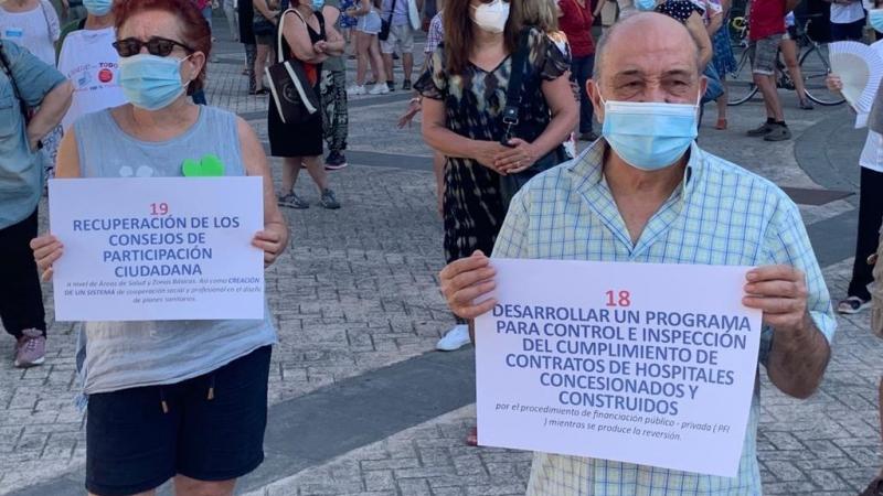 Manifestantes en la concentración por la sanidad pública frente a la Asamblea de Madrid / EP