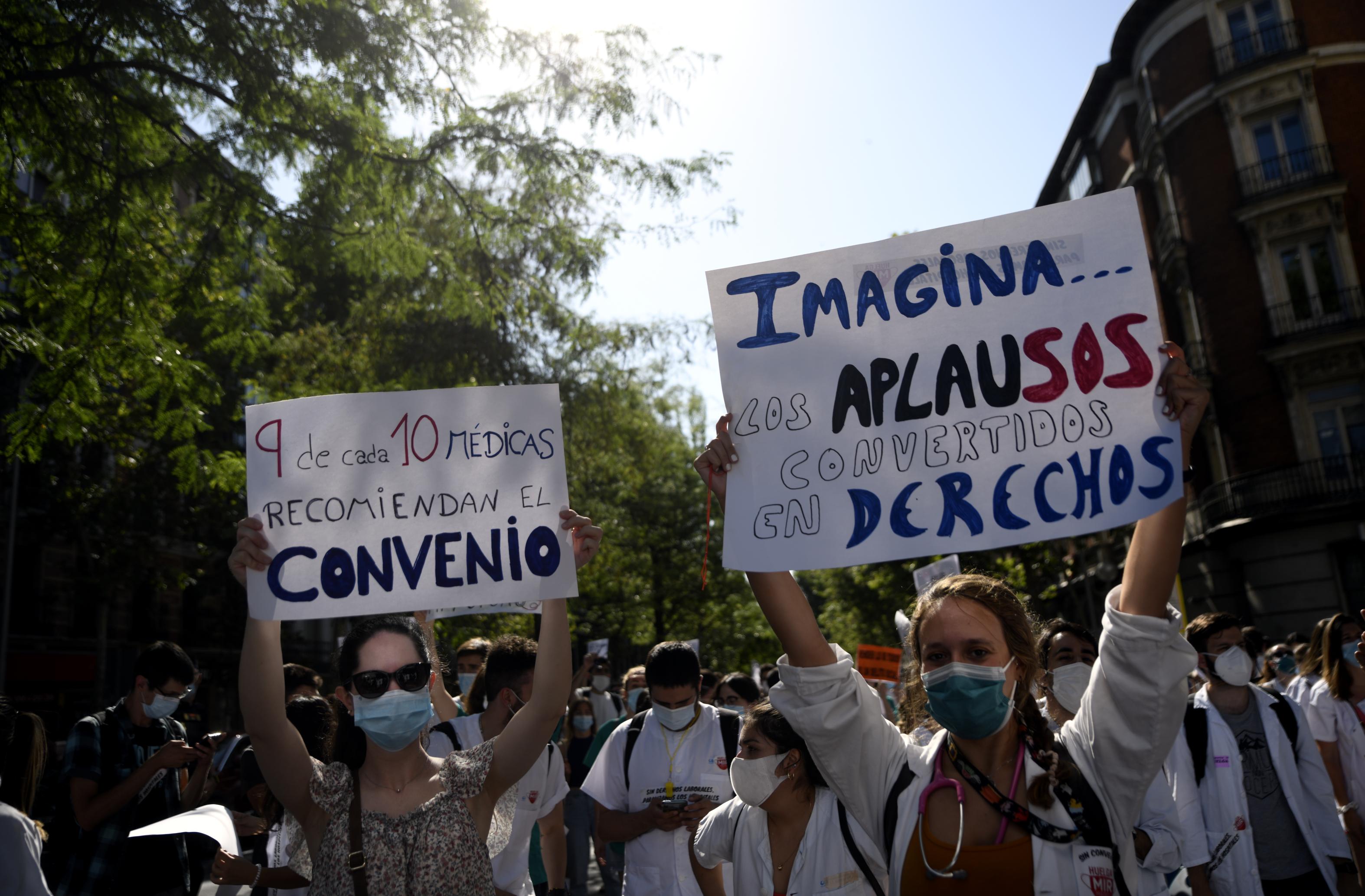 Dos sanitarias con carteles en la huelga frente a las dependencias de la Consejería de Sanidad / EP