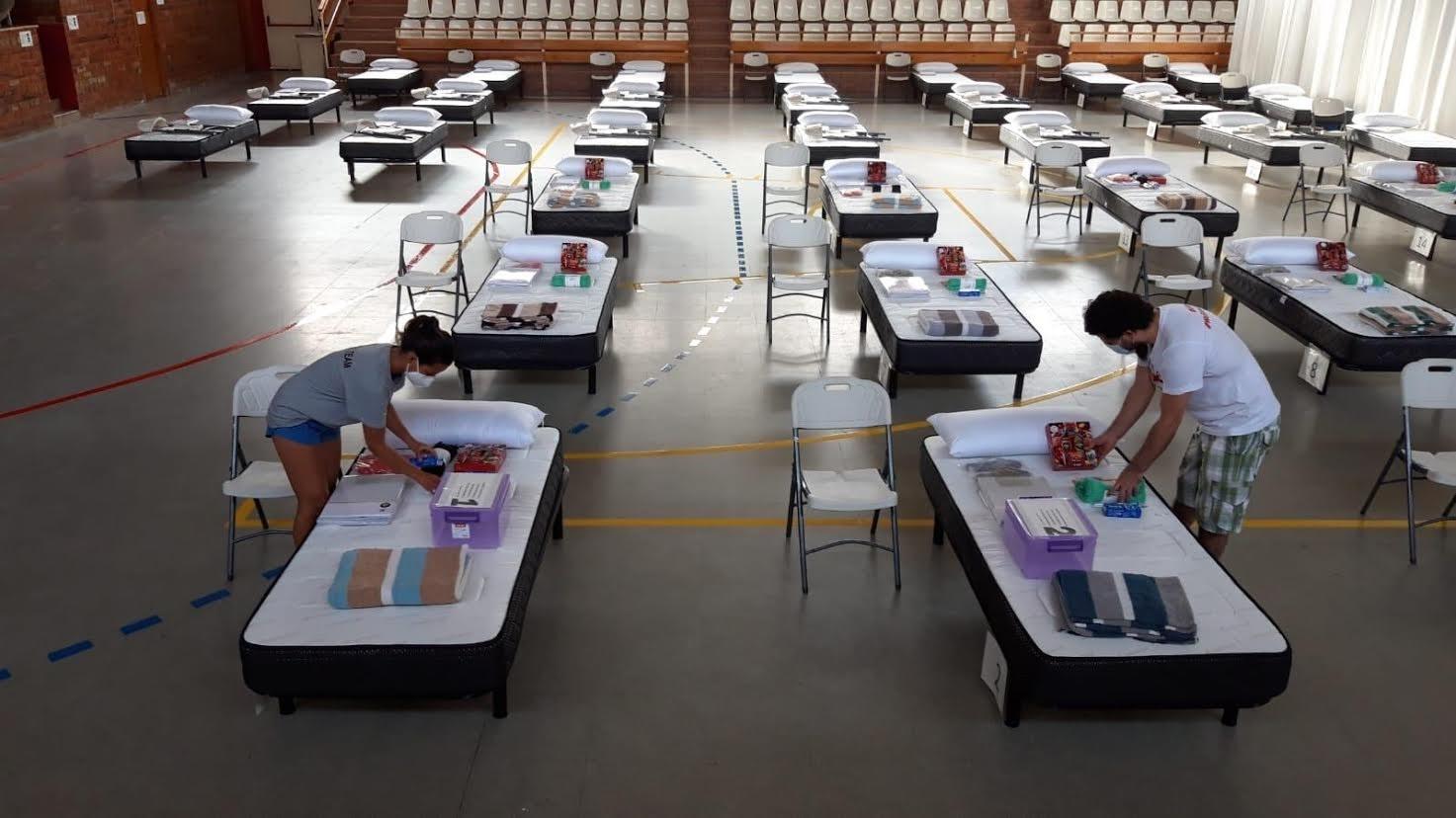 Voluntarios de Open Arms en el pabellón de Torres de Segre