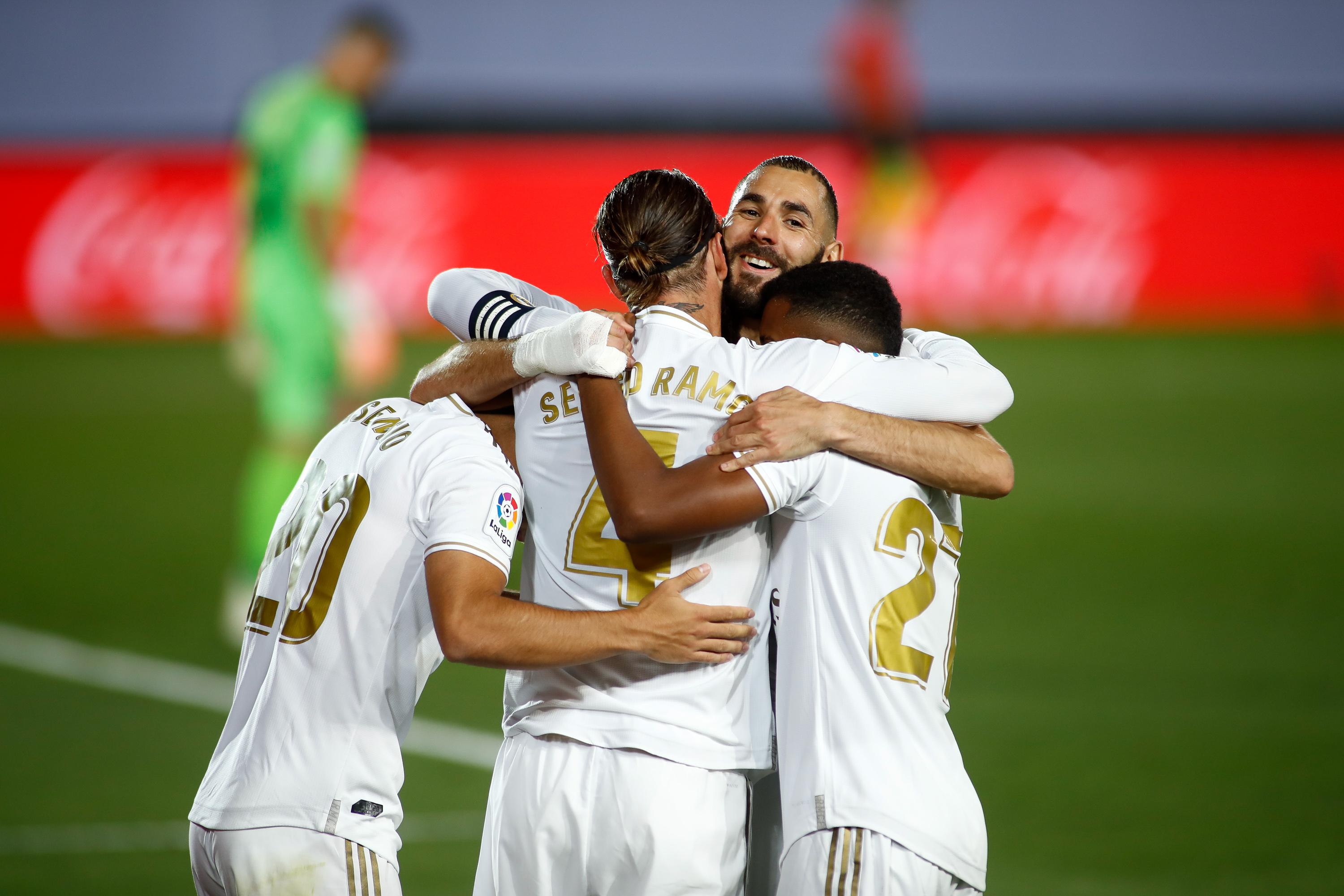 Los jugadores del Real Madrid celebran un gol en el partido frente al Alavés