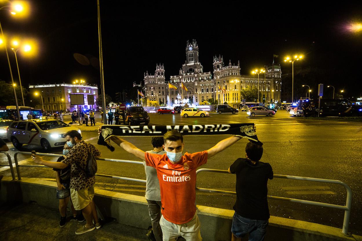 Un aficionado del Real Madrid en Cibeles