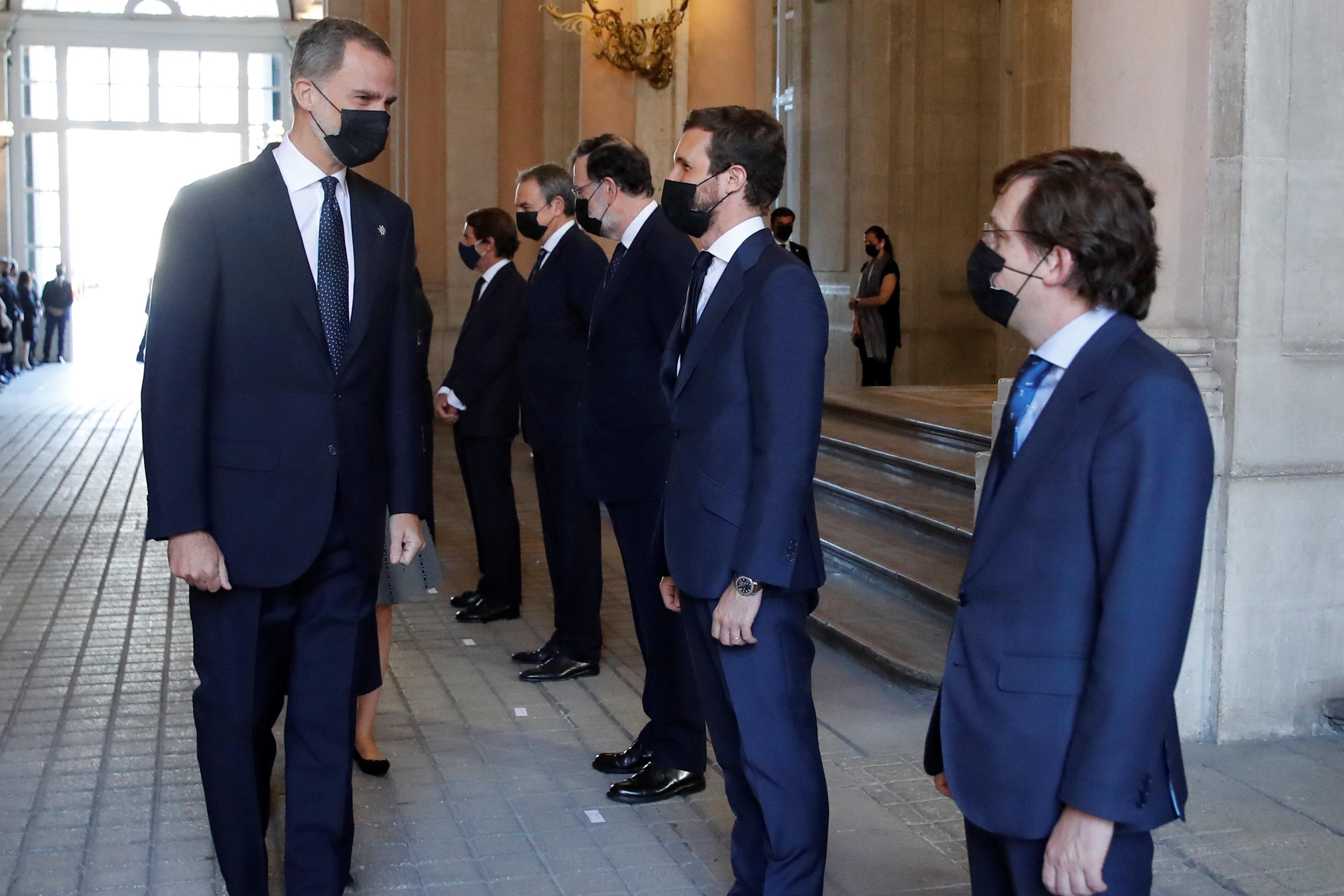 El rey Felipe VI saluda al presidente del PP, Pablo Casado, y al alcalde de Madrid, José Luis Martínez Almeida / EP