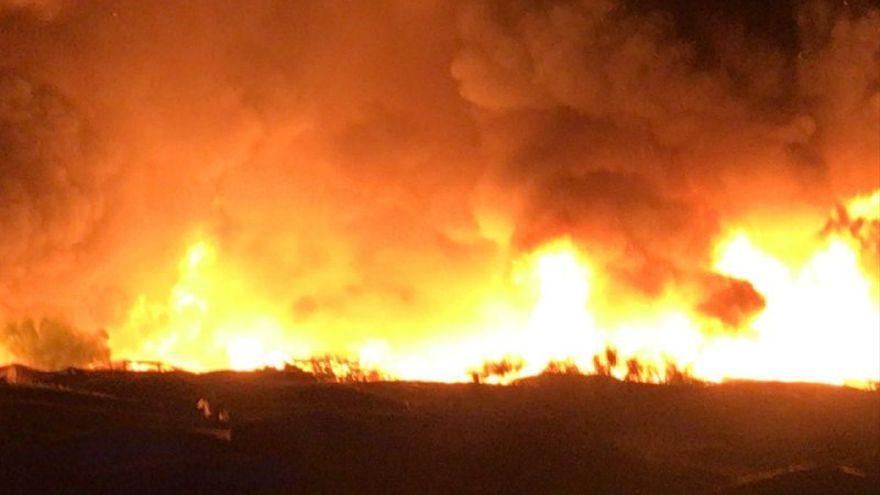 Incendio en un asentamiento chabolista en Lepe (Huelva).