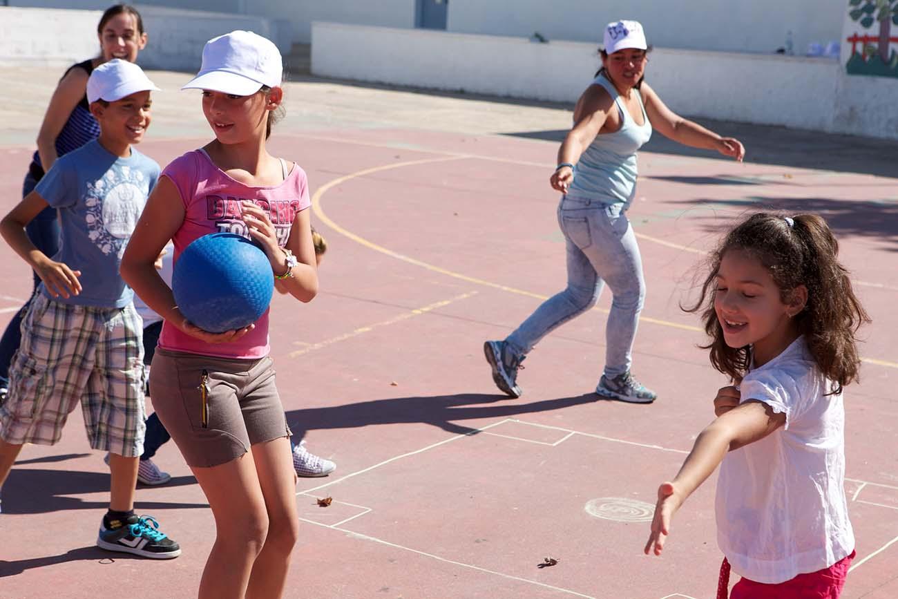 CaixaProinfancia, en colaboración con 336 entidades sociales, facilita escuelas de verano online para ayudar a más de 20.000 menores en situación de vulnerabulidad