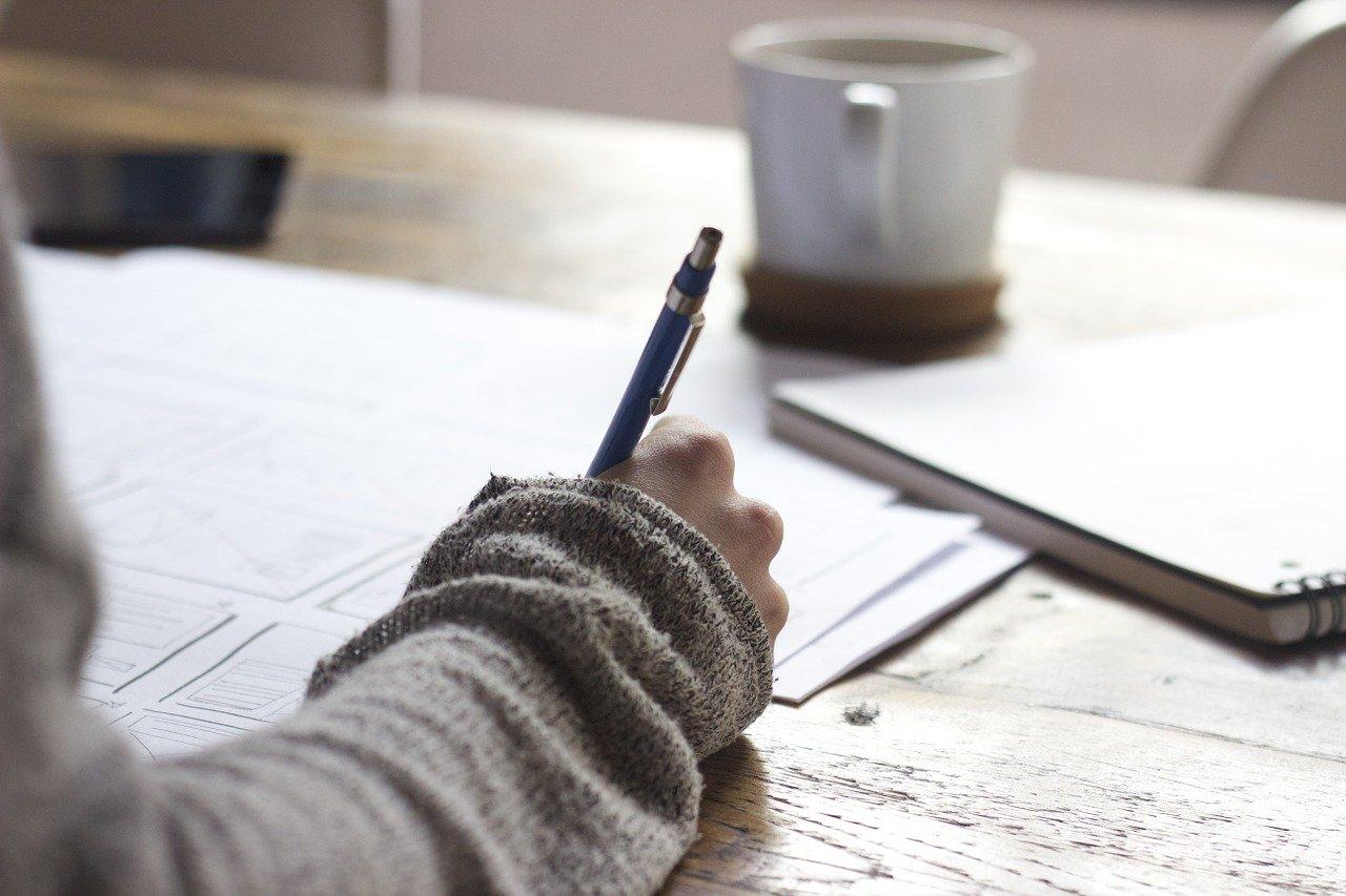 Una trabajadora escribiendo - Pixabay