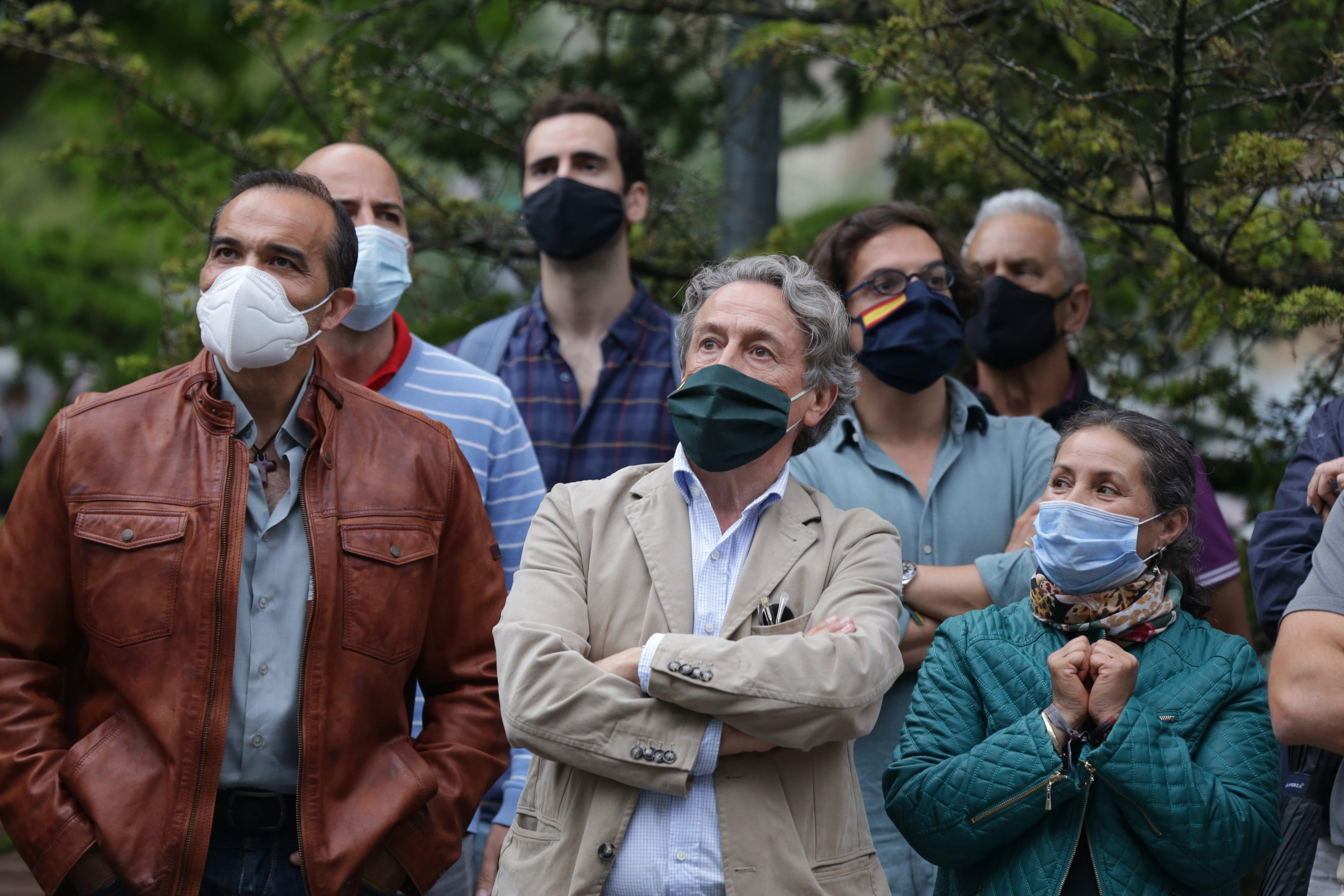 Hermann Tertsch​ (centro de la imagen) durante un acto de campaña de Vox en Vitoria (Álava). Fuente: Europa Press.