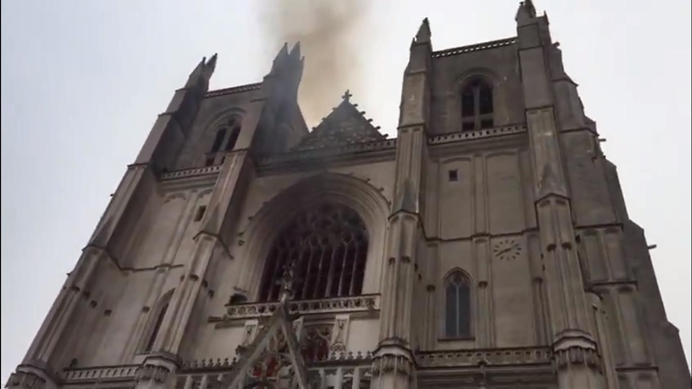 Declarado un incendio de consideración en el interior de la catedral de Nantes