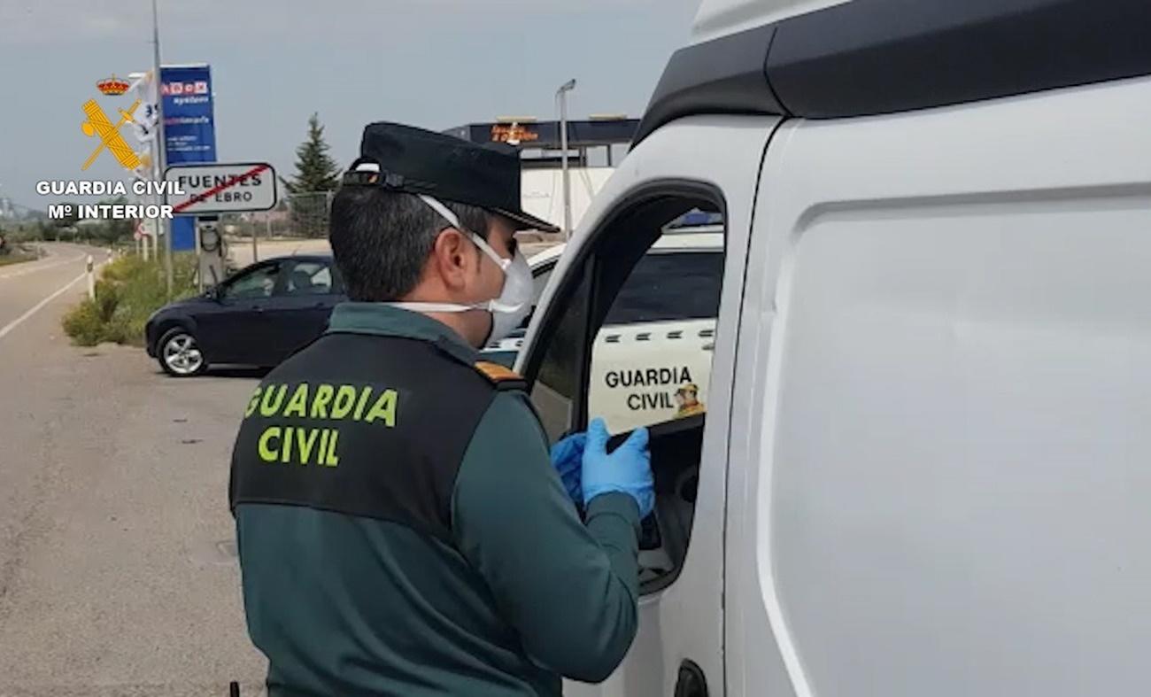 Un agente de la Guardia Civil en un control