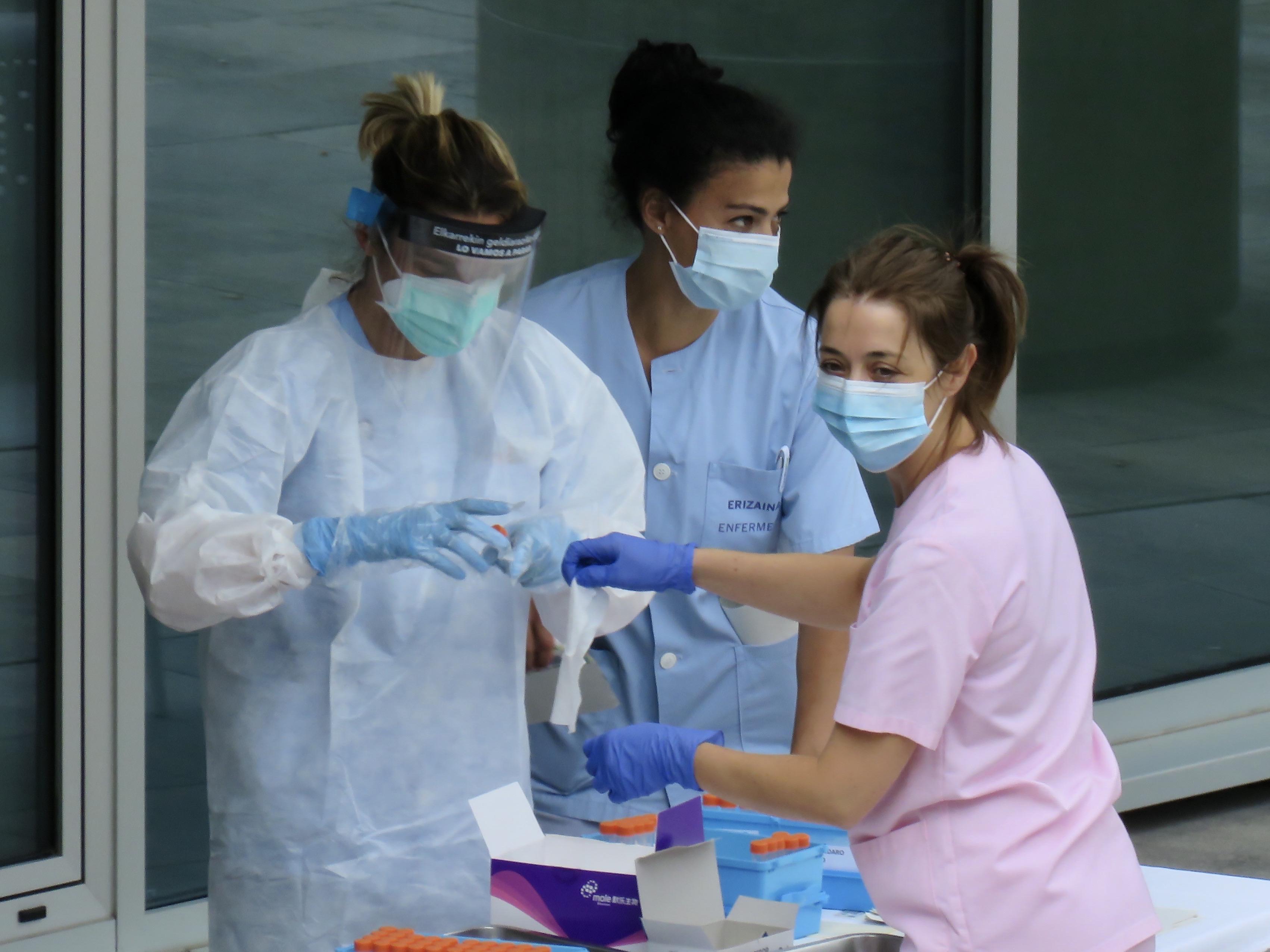 Sanitarias del Hospital de Eibar realizan test PCR a conductores de vehículos en el parking del centro, en Eibar, Guipúzcoa, País Vasco (España)