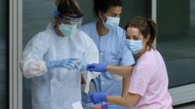 Sanitarias del Hospital de Eibar realizan test PCR a conductores de vehículos en el parking del centro, en Eibar, Guipúzcoa, País Vasco (España)