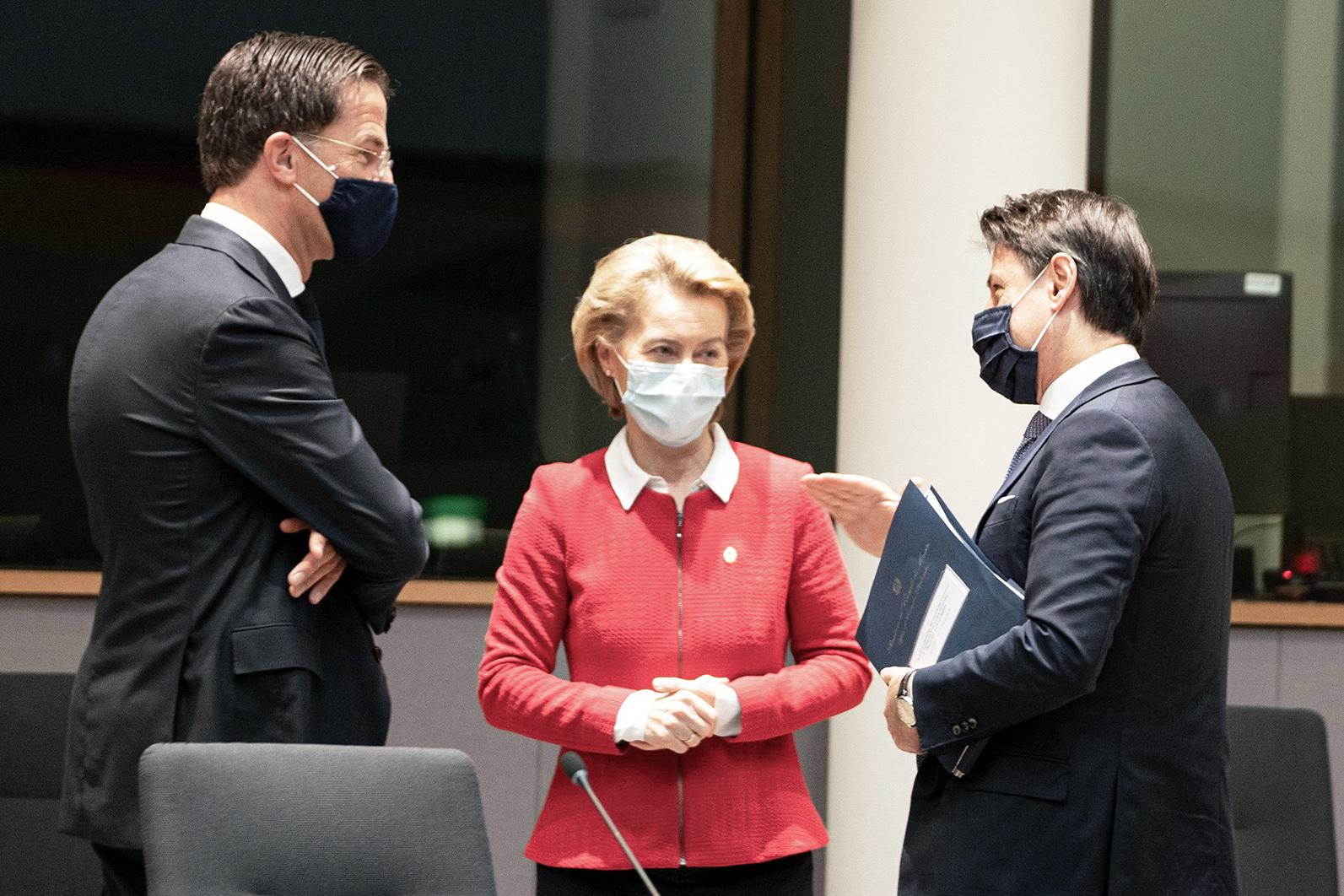 Giuseppe Conte (D) conversa con el primer ministro holandés, Mark Rutte (I), y la presidenta de la Comisión Europea, Ursula von der Leyen