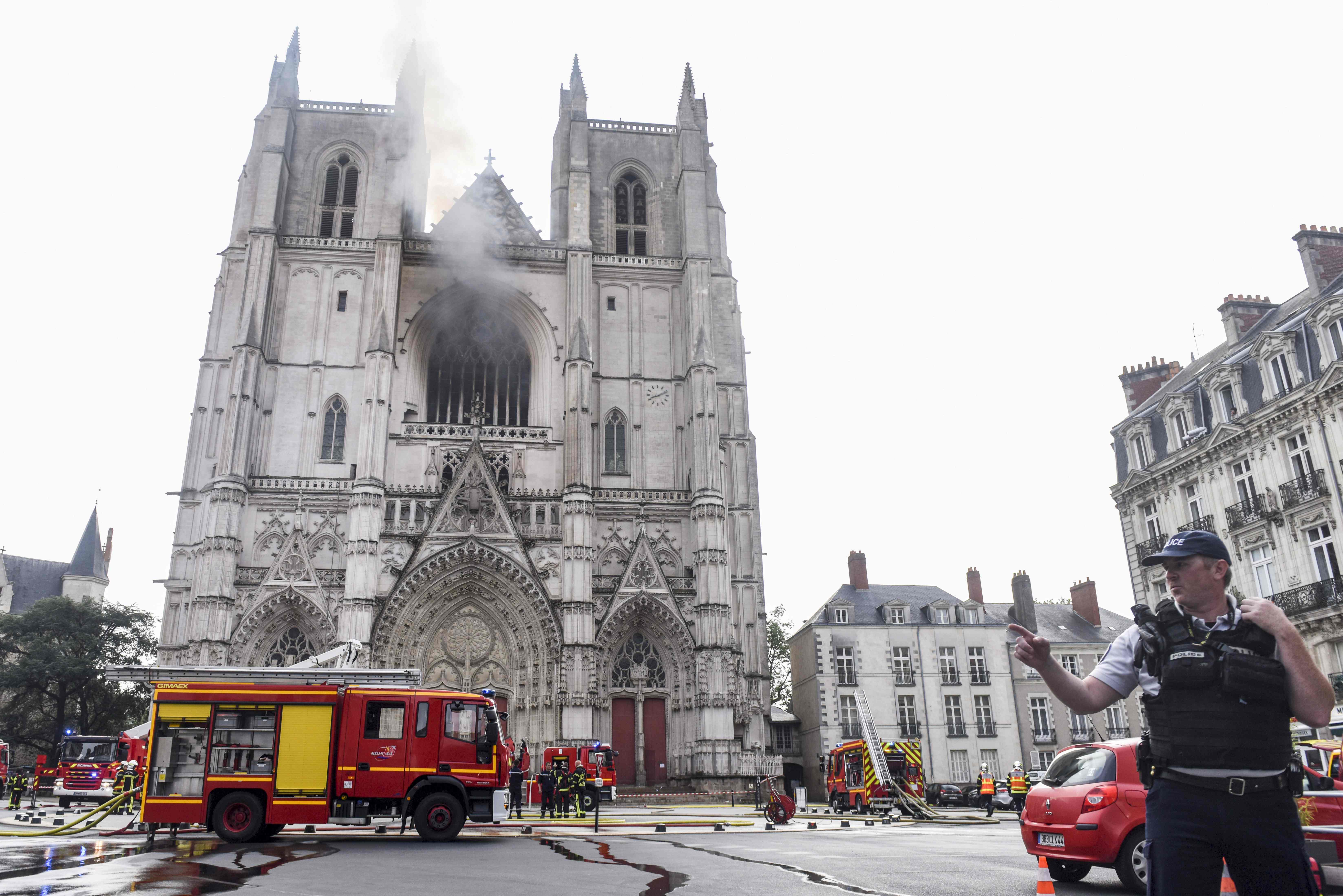 Bomberos franceses apagan el fuego de la catedral de Nantes