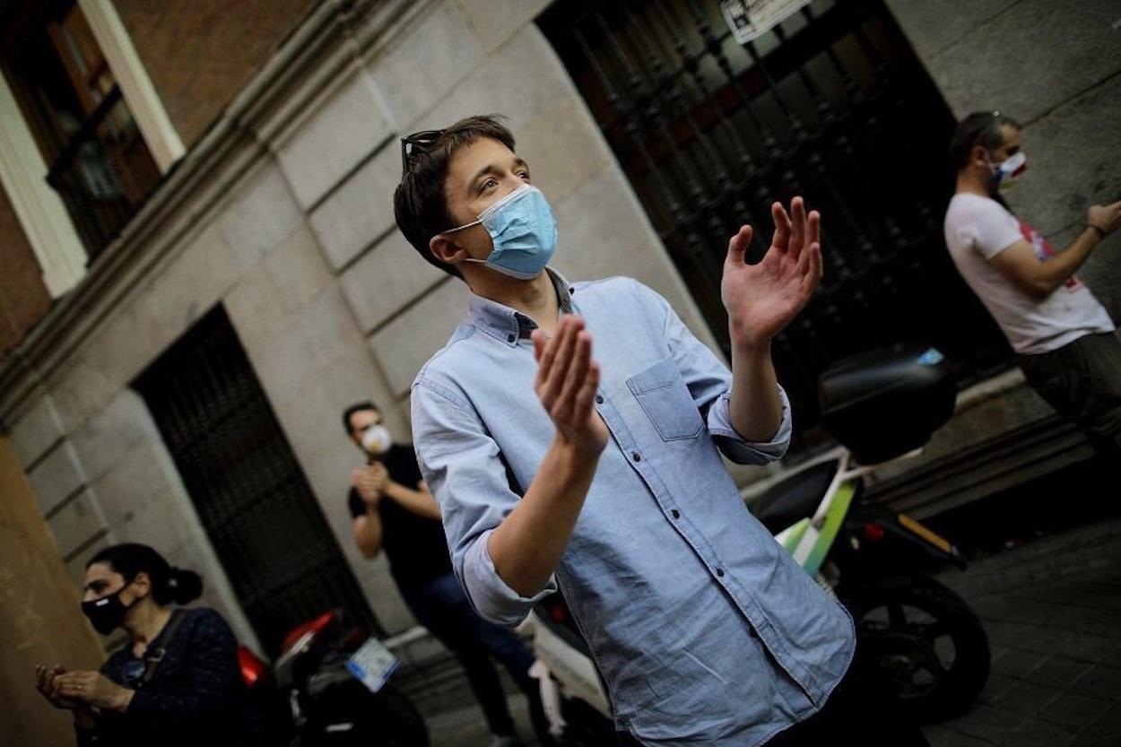 El líder de Más País, Íñigo Errejón, aplaude a las puertas del centro de salud de calle Segovia de Madrid