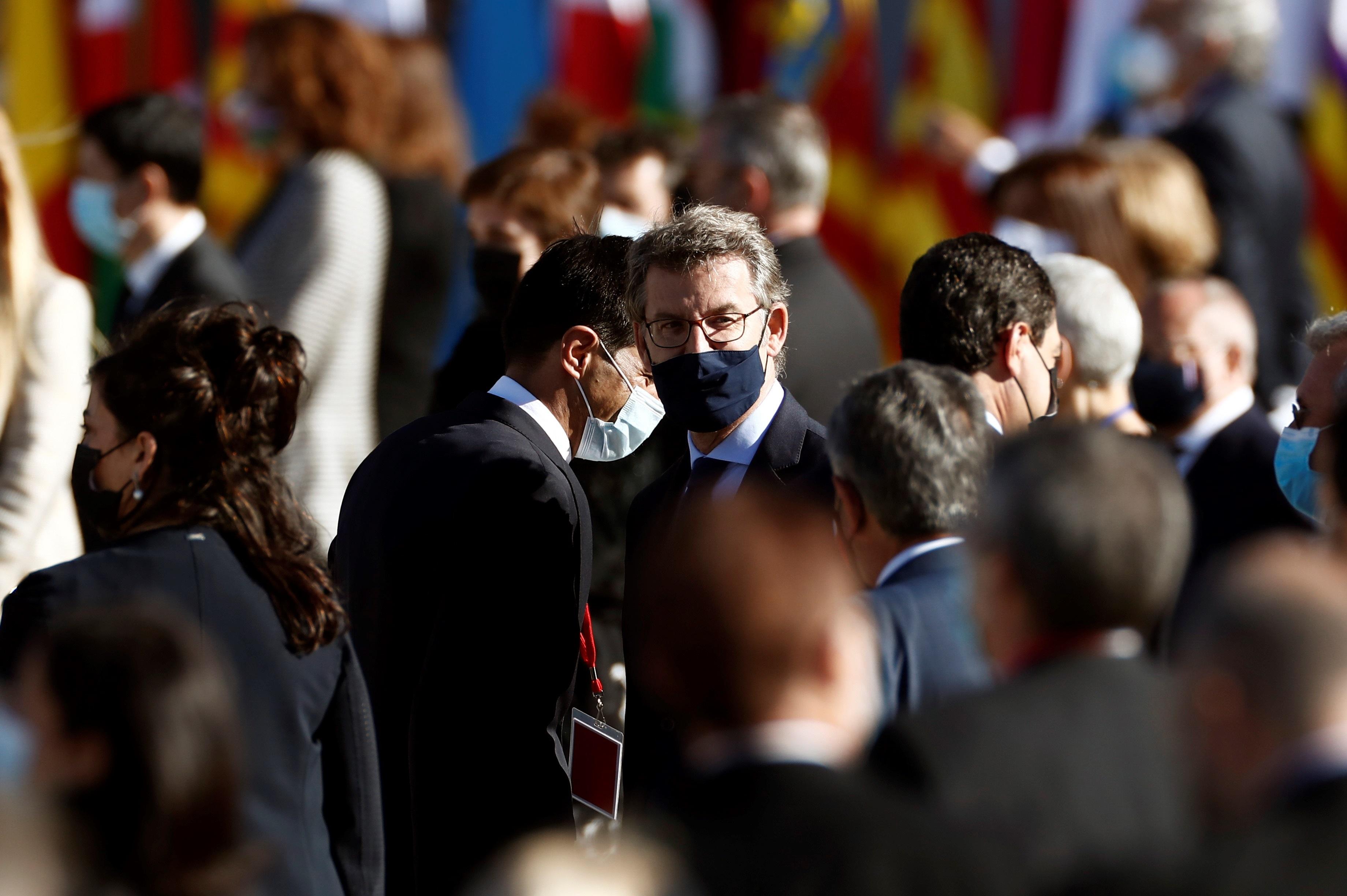 El presidente de la Xunta, Alberto Núñez Feijóo (c) durante el homenaje de Estado a las víctimas de la pandemia de coronavirus