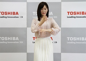 Toshiba presenta un androide que se comunica con lenguaje de signos