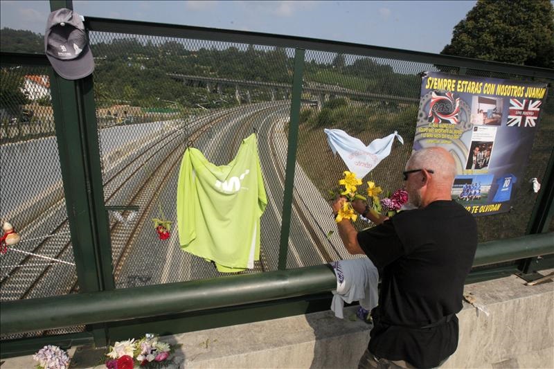 Cuelgan flores y fotos en las vías en memoria de las víctimas de Alvia (2013)