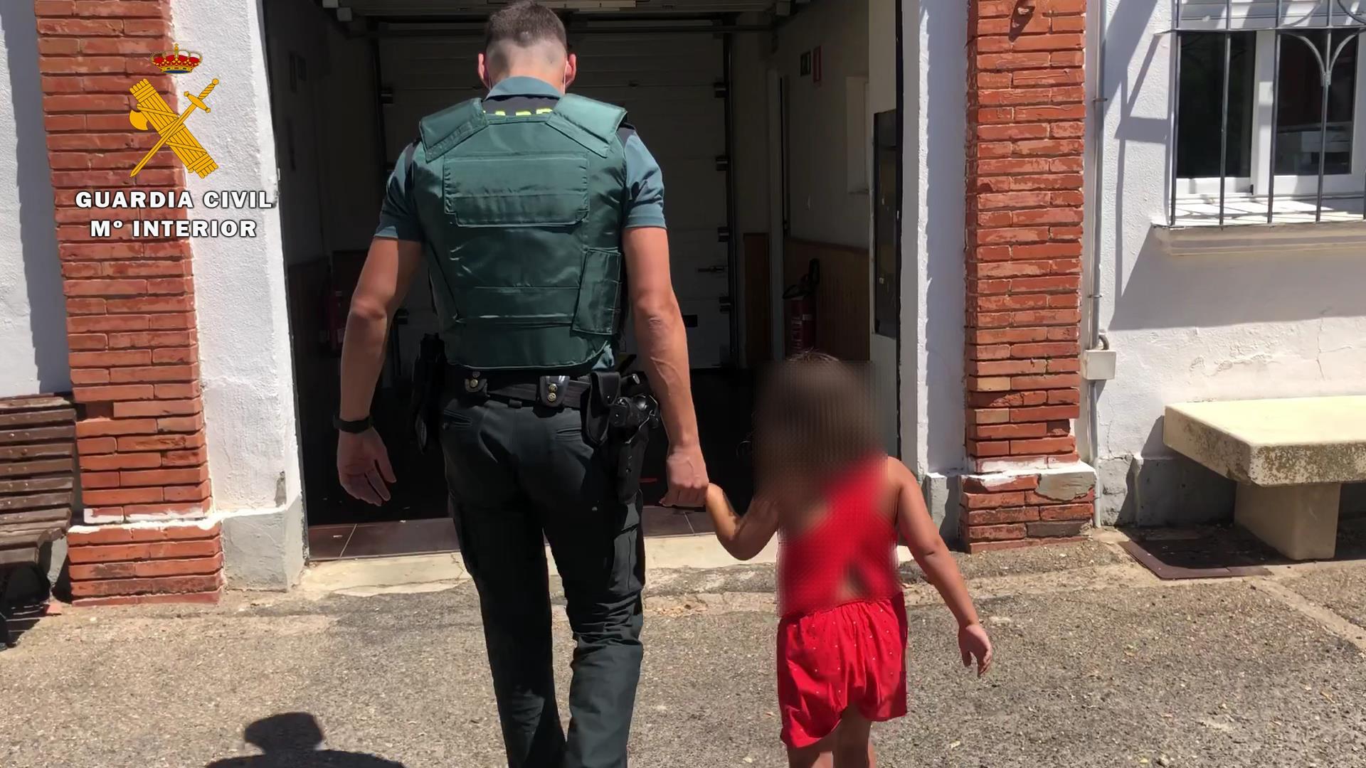 La Guardia Civil auxilia a una niña de 7 años abandonada por la pareja de su madre en la N-111 en Lardero (La Rioja)