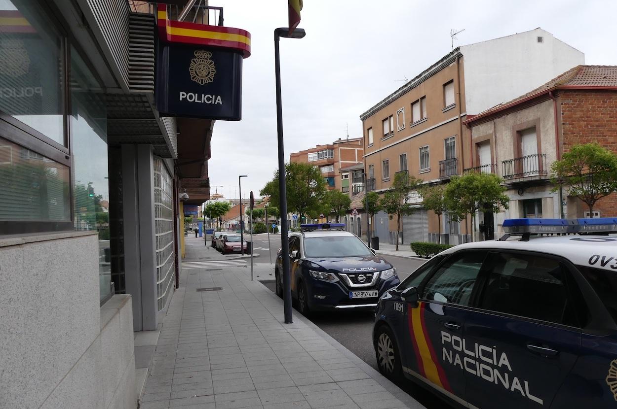 Imagen de la entrada de una comisaria de Policía Nacional