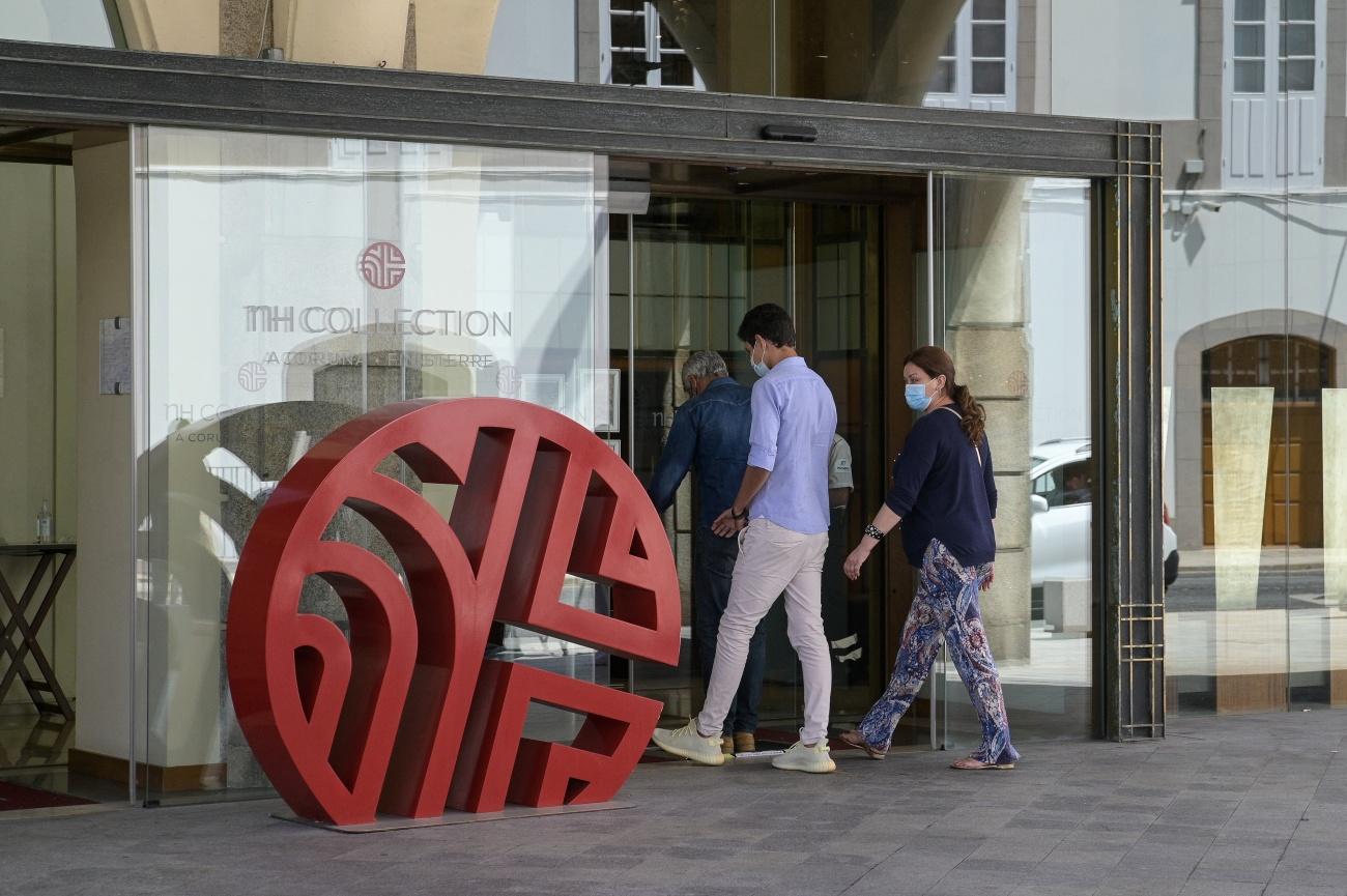 Puerta de entrada del hotel de A Coruña donde permanece confinada parte de la plantilla del C.F. Fuenlabrada (Foto: Europa Press).