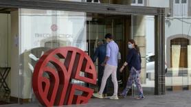 Puerta de entrada del hotel de A Coruña donde permanece confinada parte de la plantilla del C.F. Fuenlabrada (Foto: Europa Press).