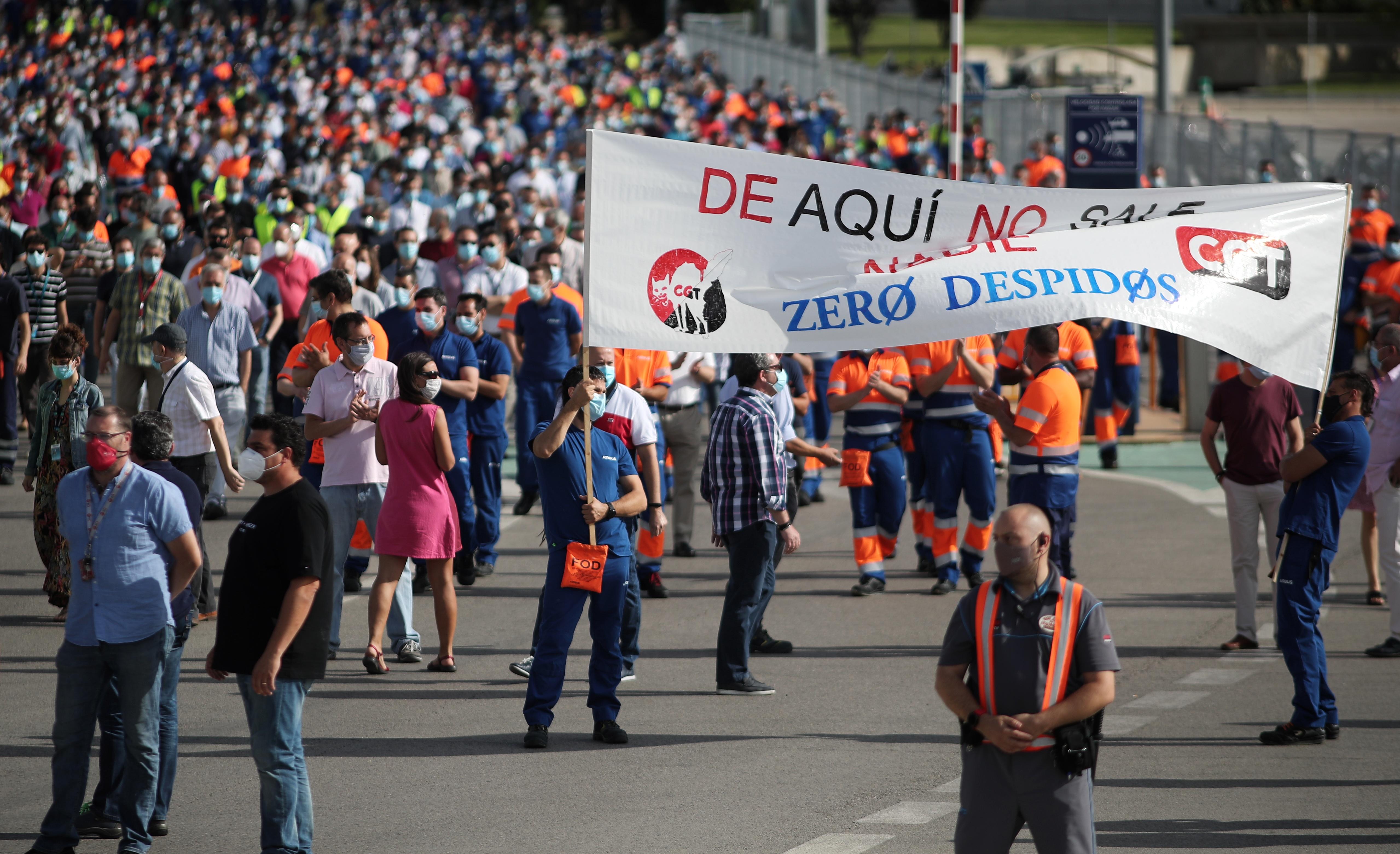 Trabajadores de Airbus se concentran con pancartas frente a la sede del fabricante aeronáutico