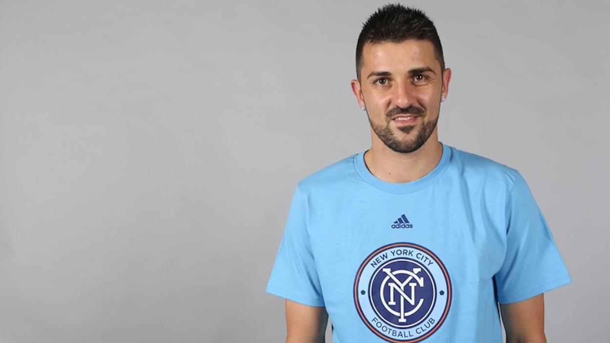 El futbolista David Villa posando con una camiseta del New York City