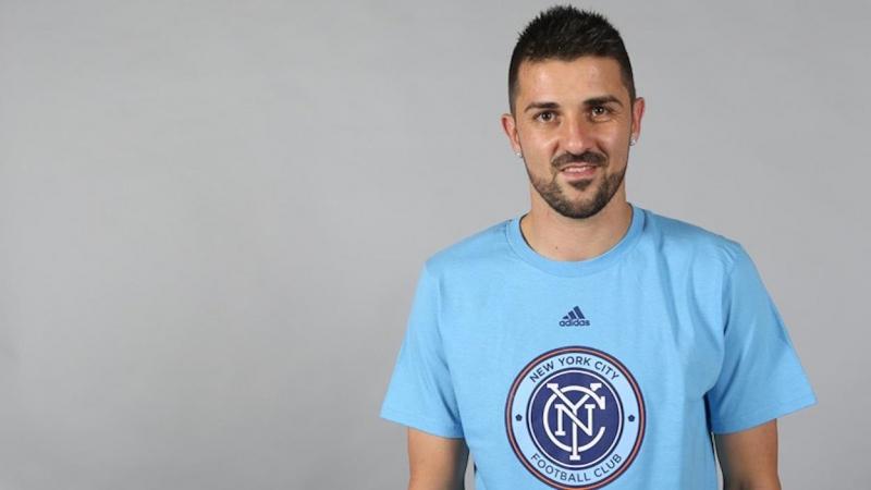 El futbolista David Villa posando con una camiseta del New York City