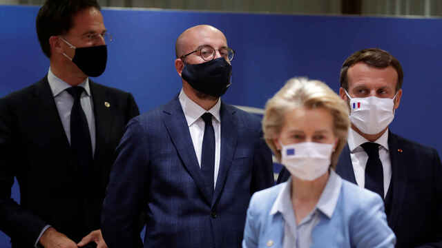 El primer ministro holandés, Mark Rutte, el presidente del Consejo Europeo, Charles Michel, el presidente francés Emmanuel Macron y la presidenta de la CE, Ursula von der Leyen.