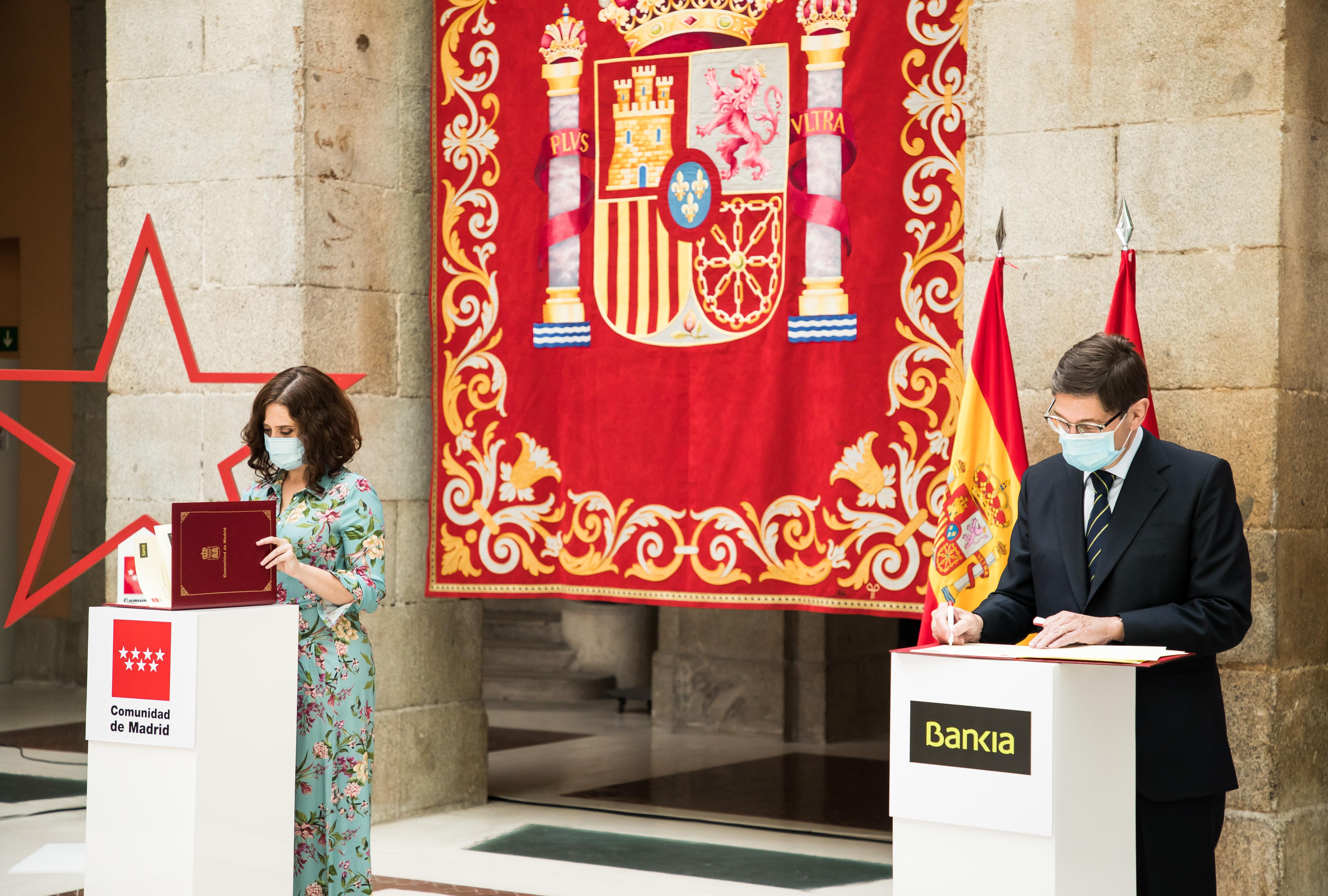 El presidente de Bankia, José Ignacio Goirigolzarri y la presidenta de la Comunidad de Madrid, Isabel Díaz Ayuso