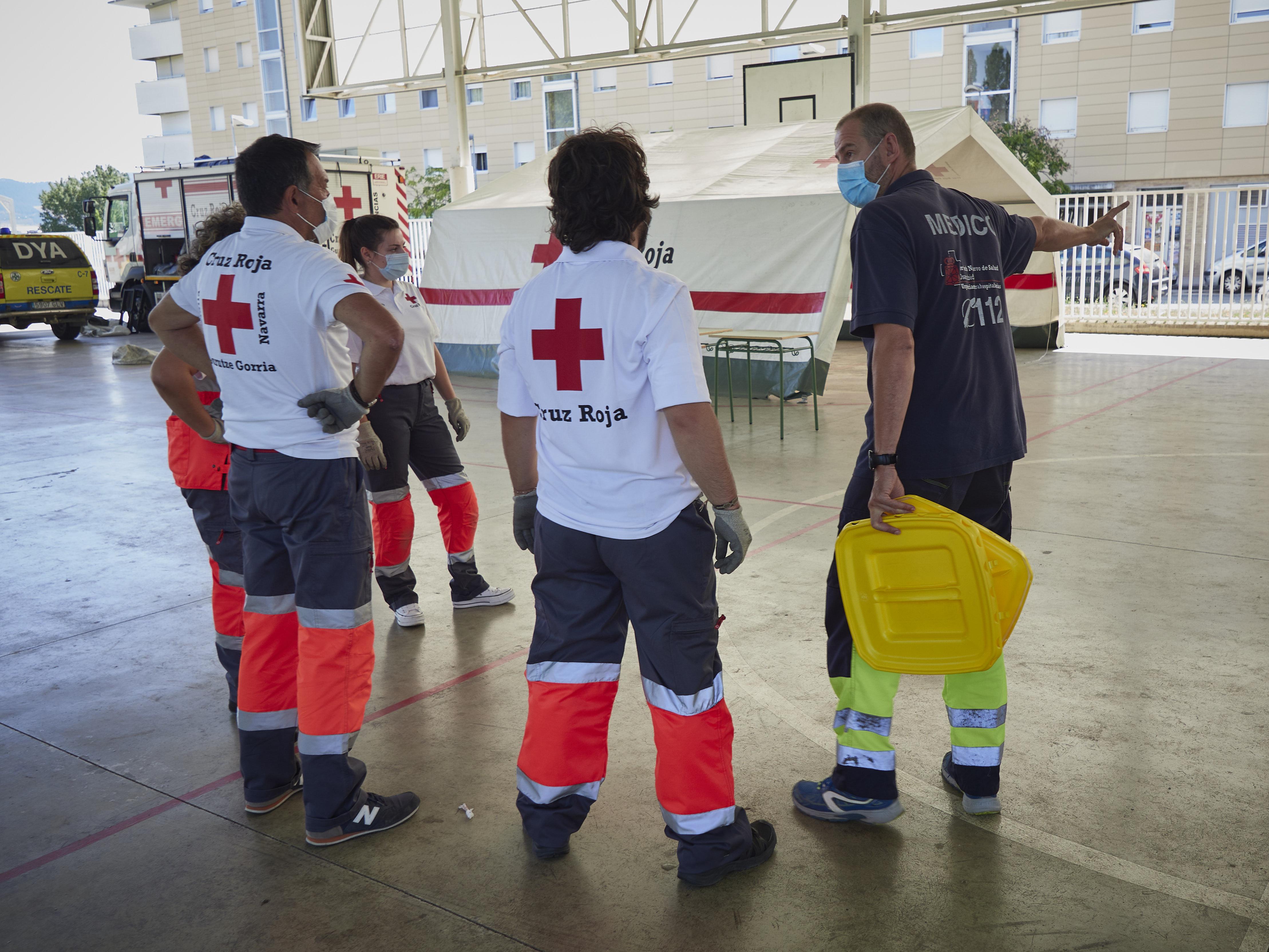 Médicos y voluntarios preparan en las inmediaciones del Instituto de Educación Secundaria de Mendillorri la zona donde realizarán durante esta tarde pruebas PCR de diagnóstico de COVID-19