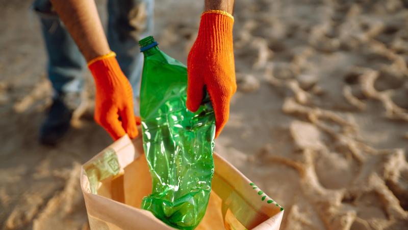 Hemos estado produciendo enormes cantidades de productos plásticos y hemos puesto en práctica pocas medidas para regular su uso