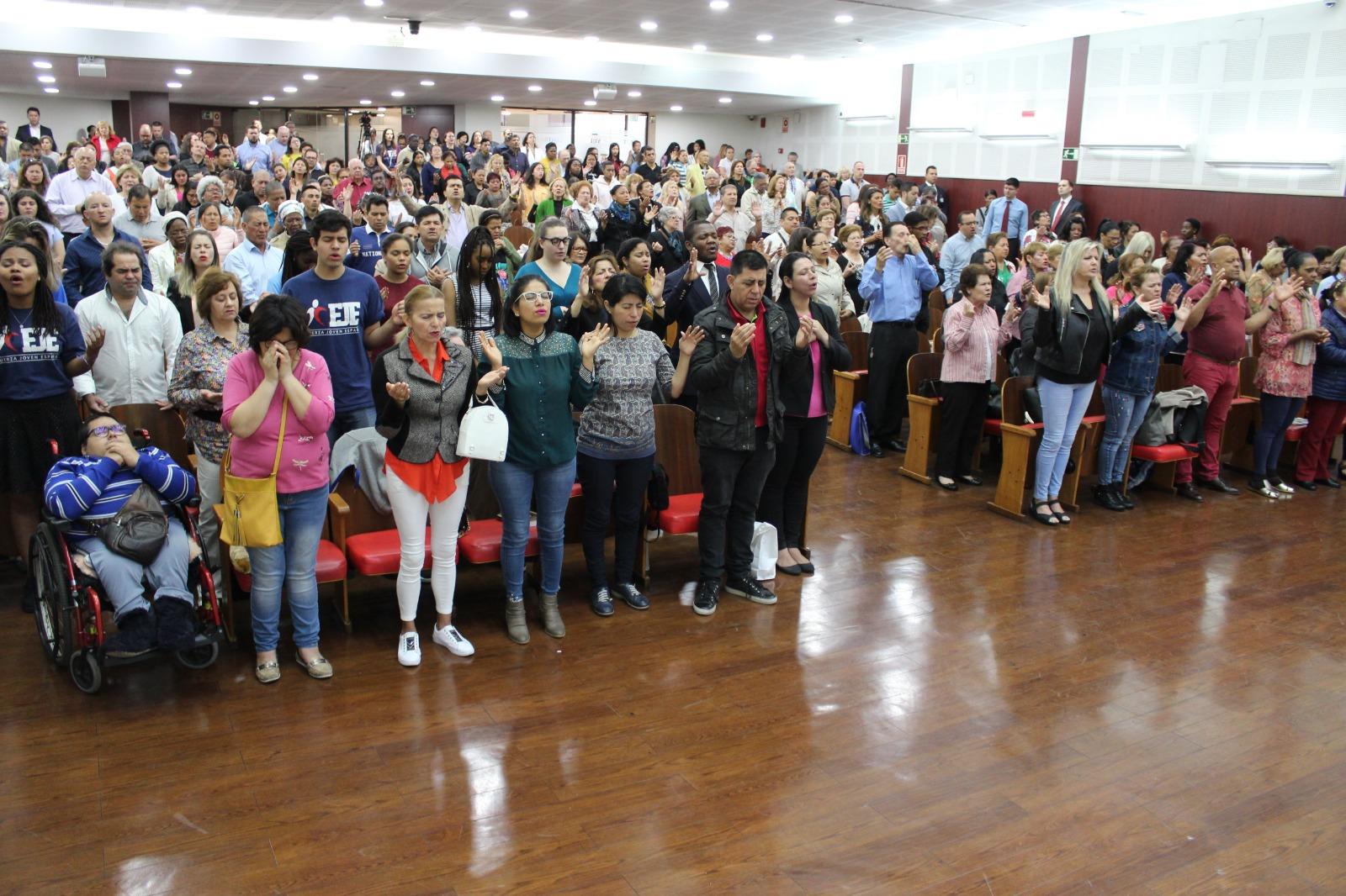 Interior del salón del Centro de Ayuda Cristiano