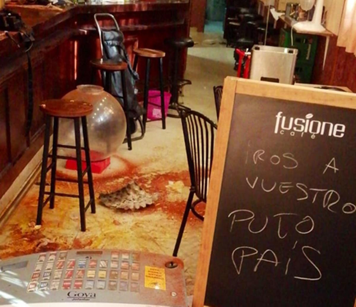 Estado en el que quedó el bar Valencita de Madrid tras el ataque. 