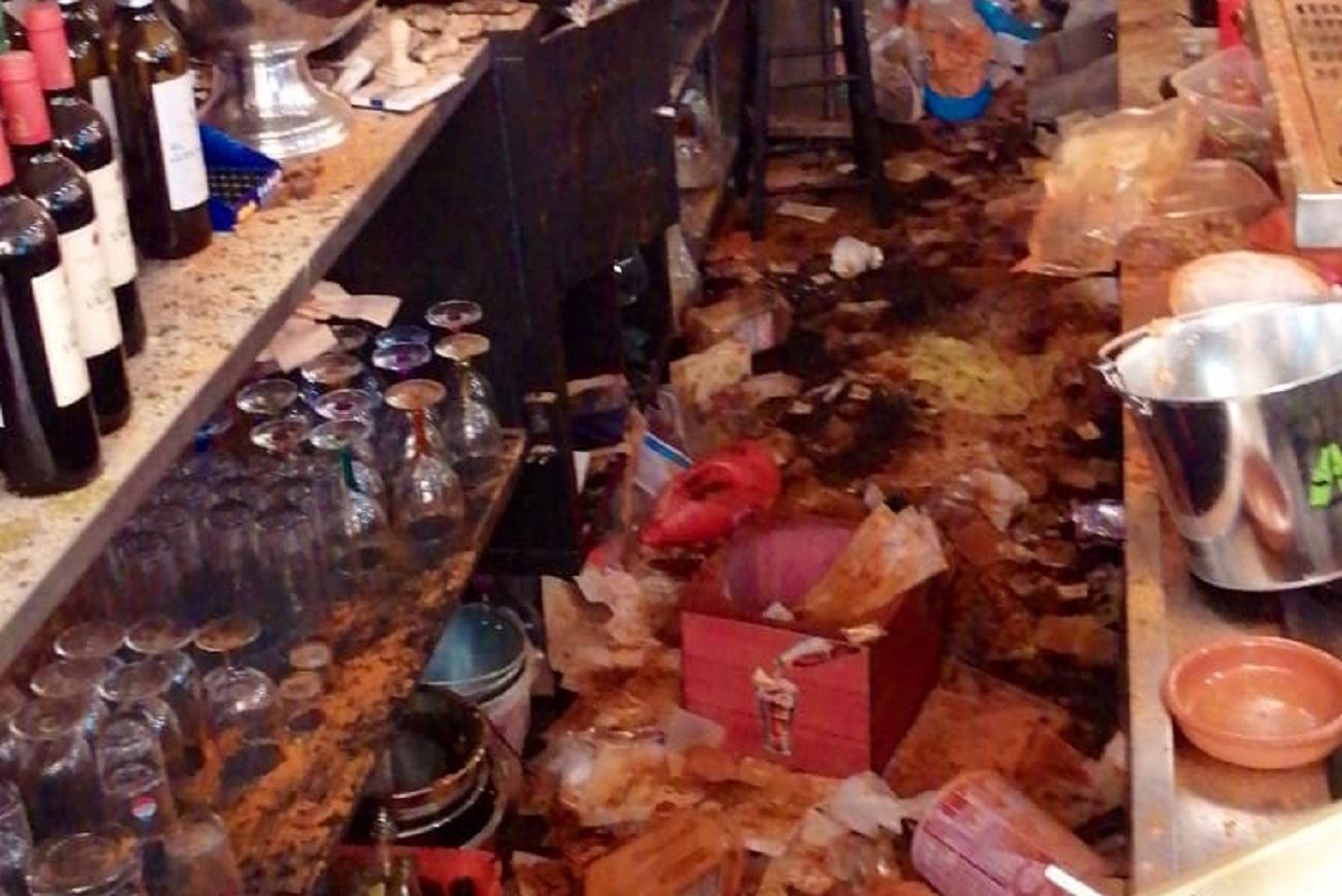 Imagen del interior del bar destrozado por unos xenófobos. Fuente: Twitter.