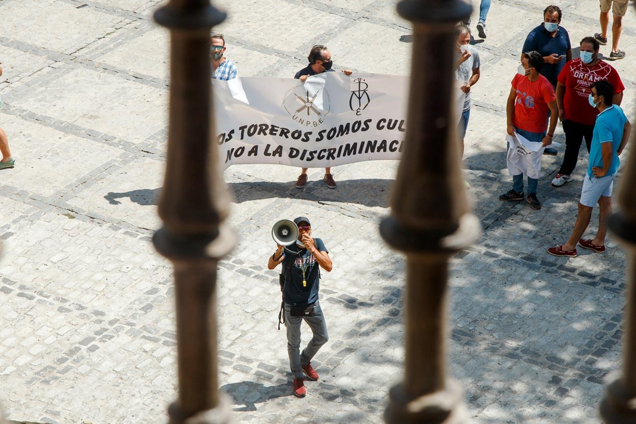 Protesta de protaurinos contra Yolanda Díaz en Toledo