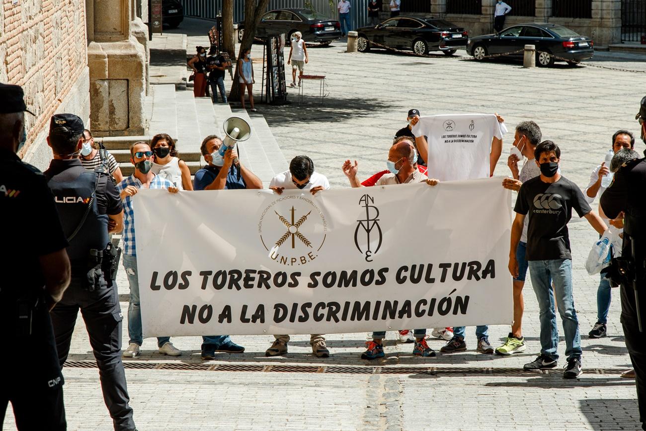 Antitaurinos protestan en Toledo contra Yolanda Díaz