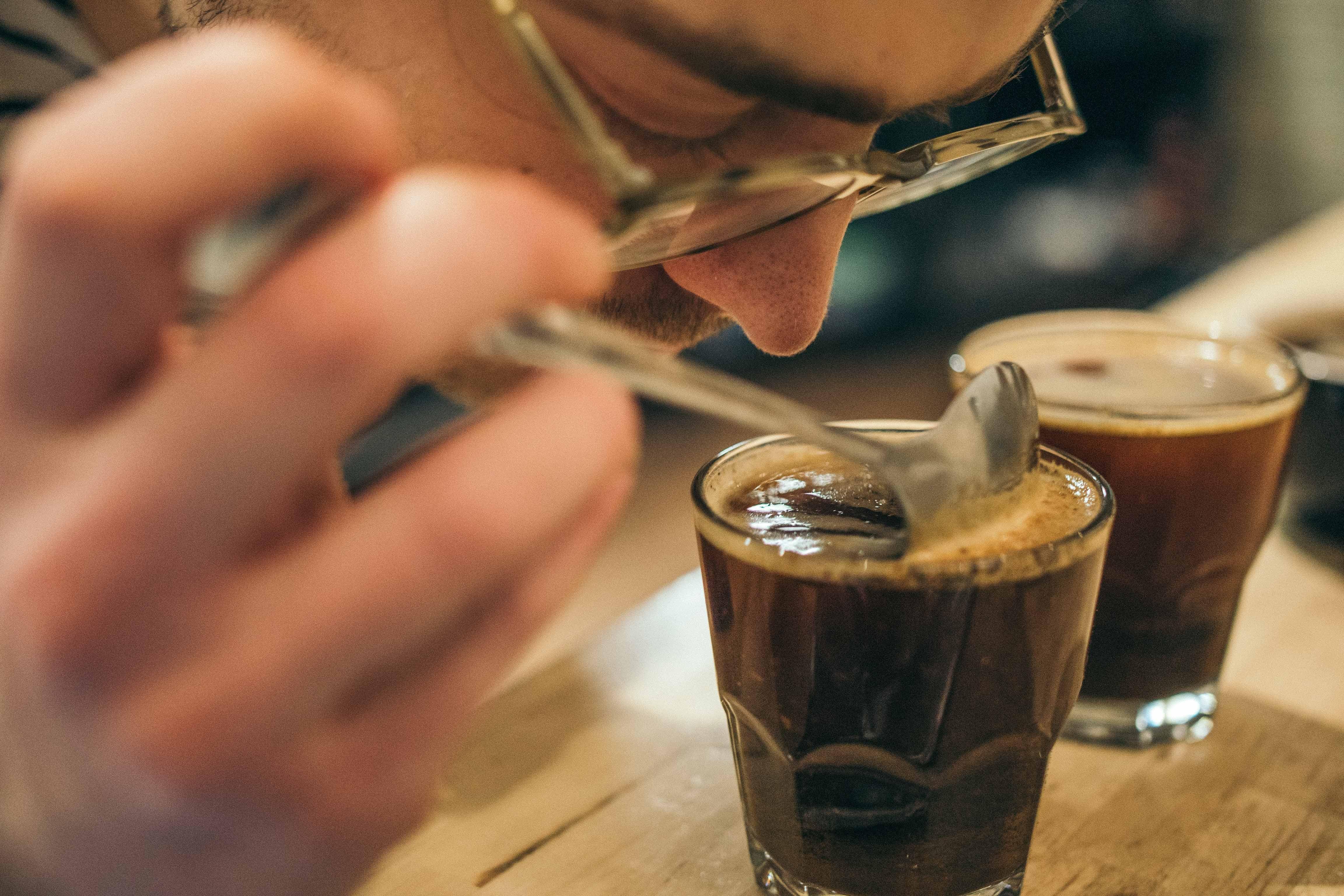 Hombre huele un café. Unsplash