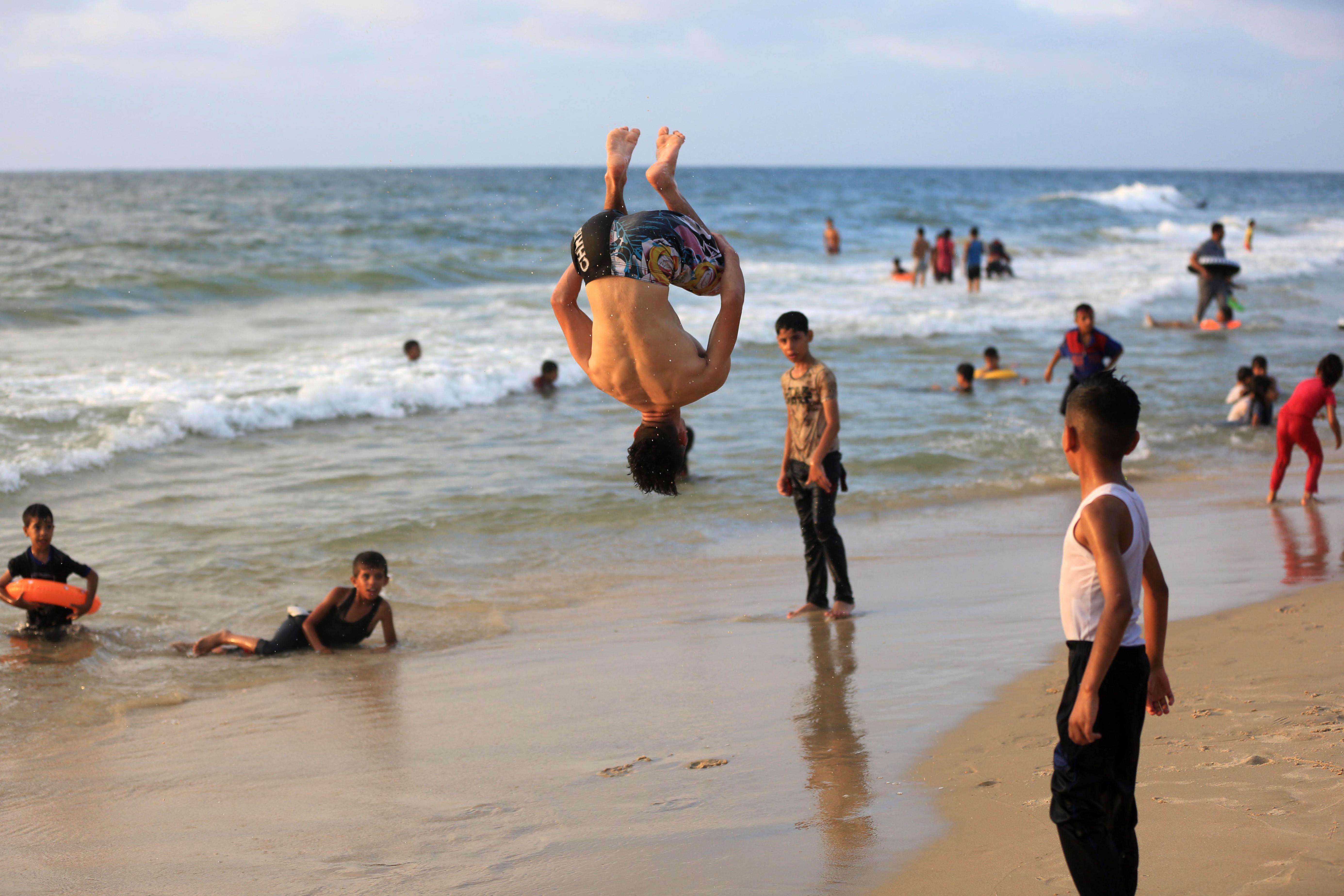 Niños en la playa - EP
