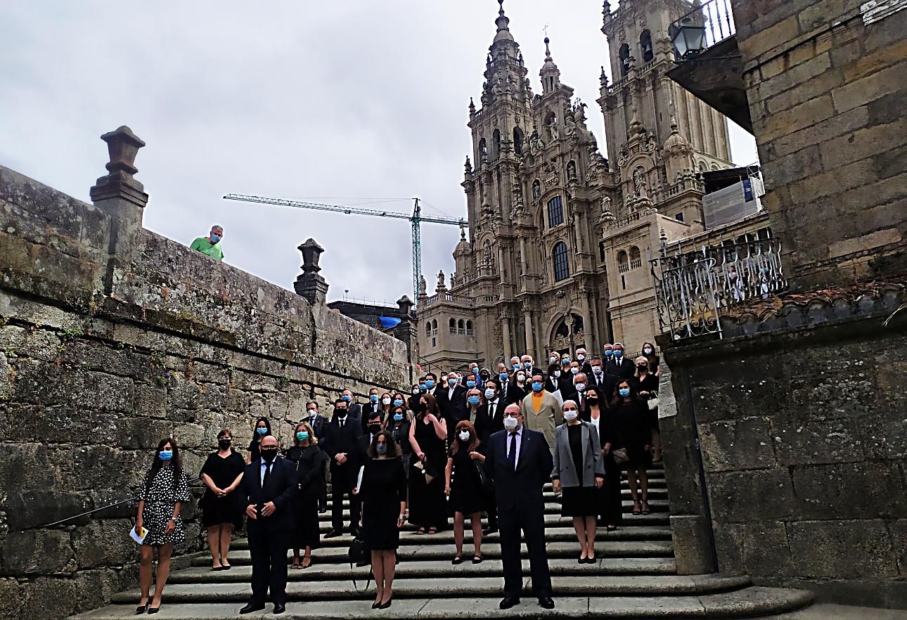 Imagen del homenaje que los colegios profesionales sanitarios de Galicia han hecho hoy en Santiago de Compostela a las víctimas de la pandemia (Foto: Europa Press).