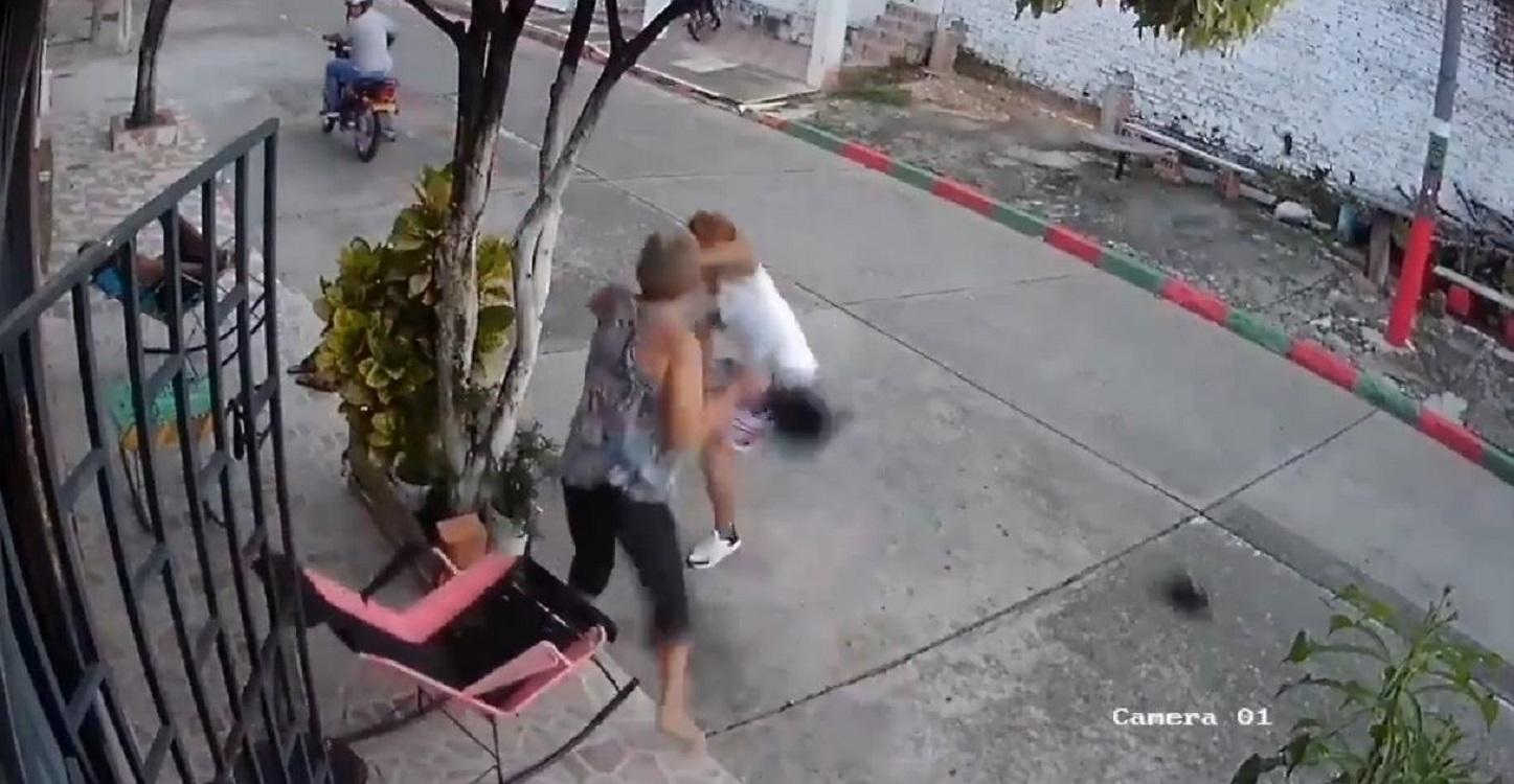 Una mujer golpea a un joven cuando este trataba de robarle el móvil