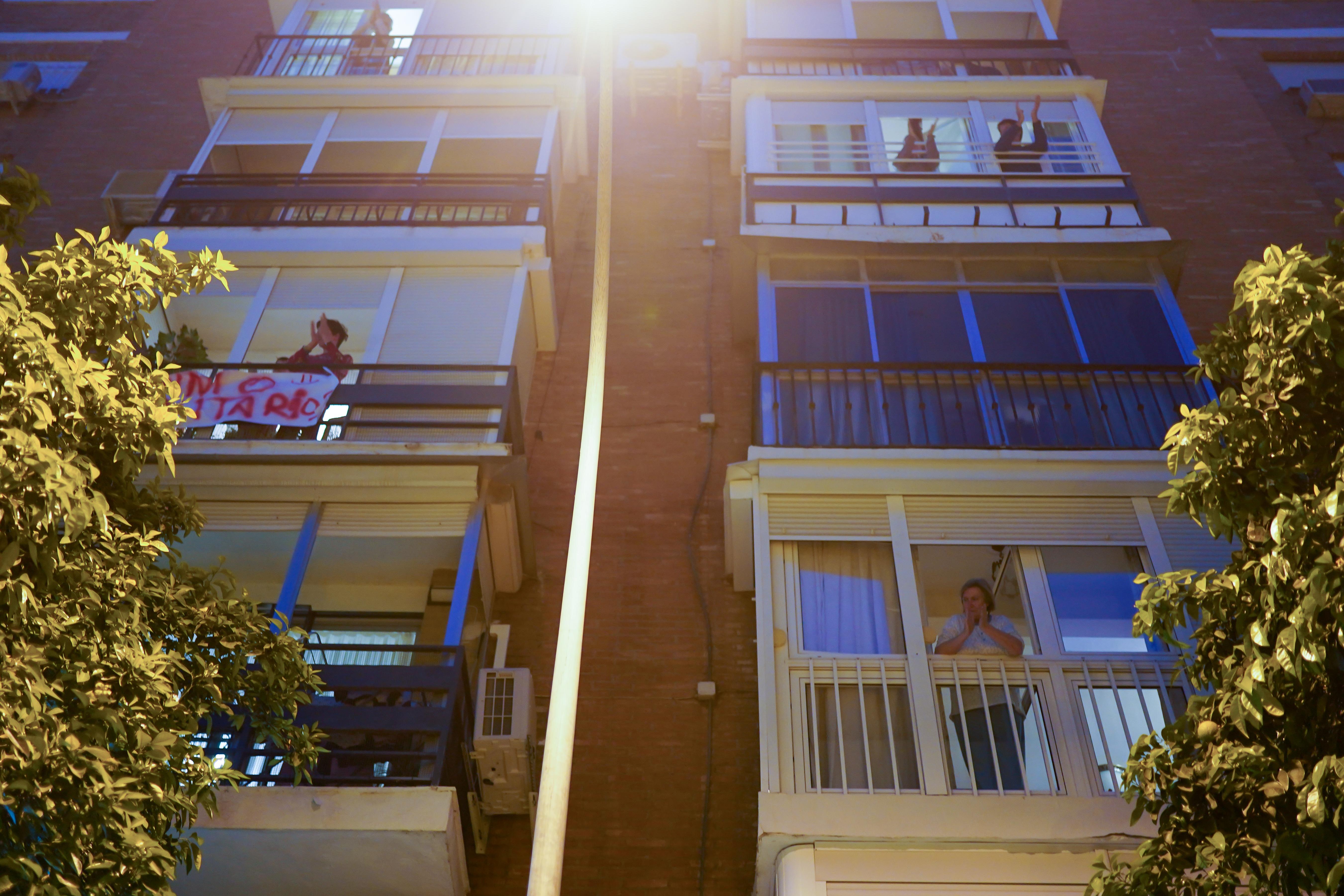 Vecinos de Sevilla aplauden desde sus balcones al personal sanitario del Hospital Infanta Luisa de Sevilla 