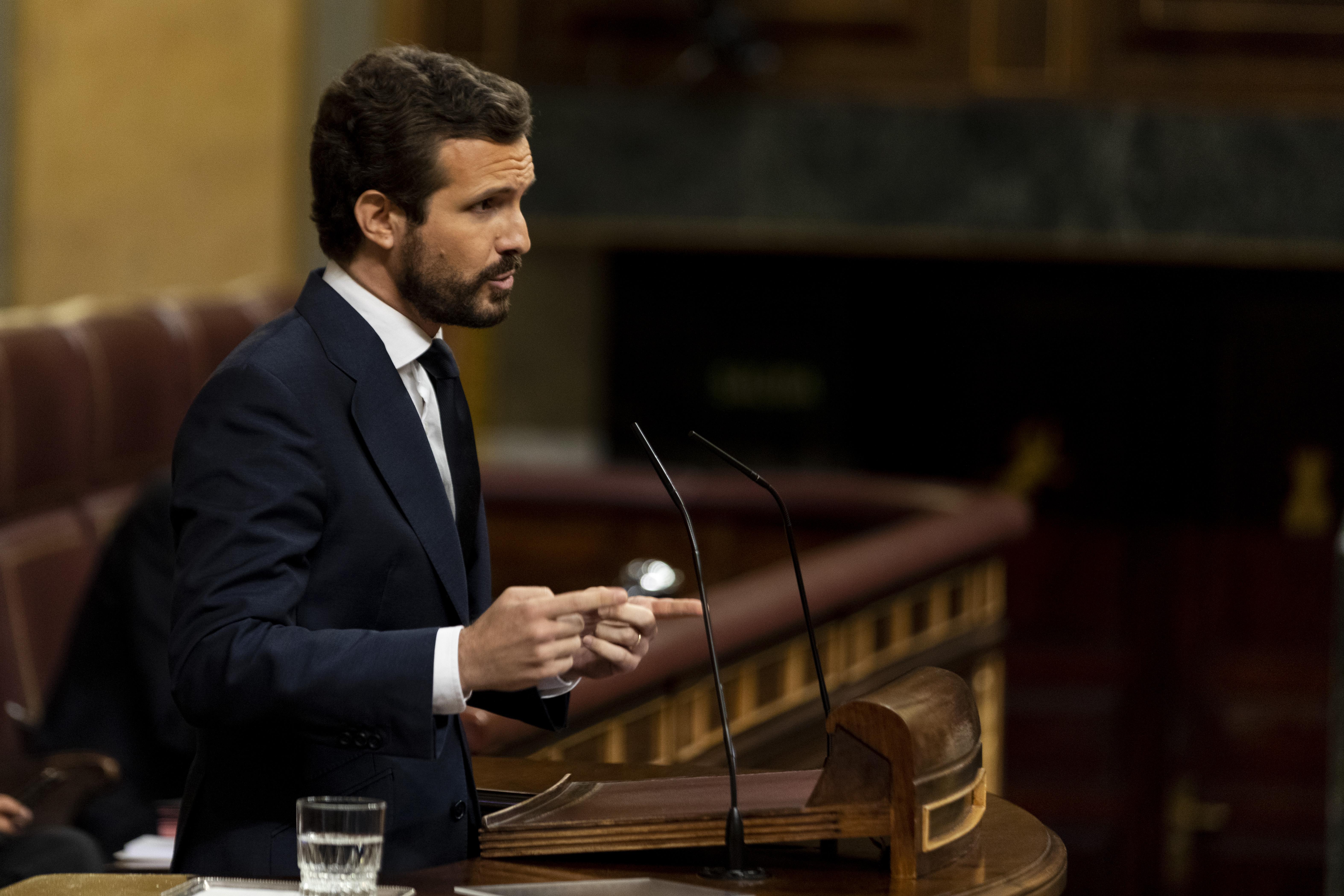 El presidente del PP, Pablo Casado, interviene desde la tribuna de oradores del Congreso. EP