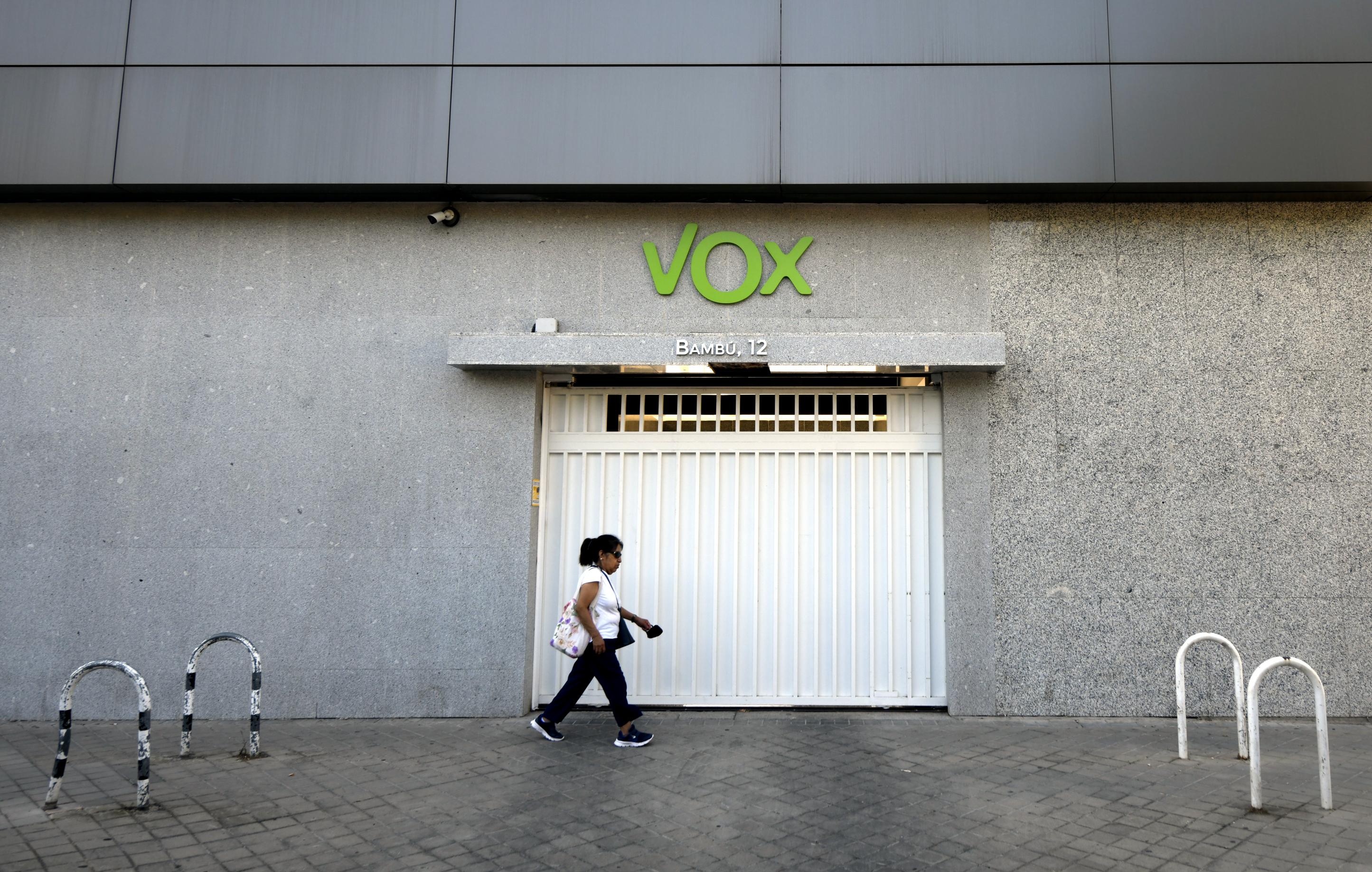 Una persona pasea cerca del edificio de la sede de Vox, situada en la calle de Bambú, en Madrid 