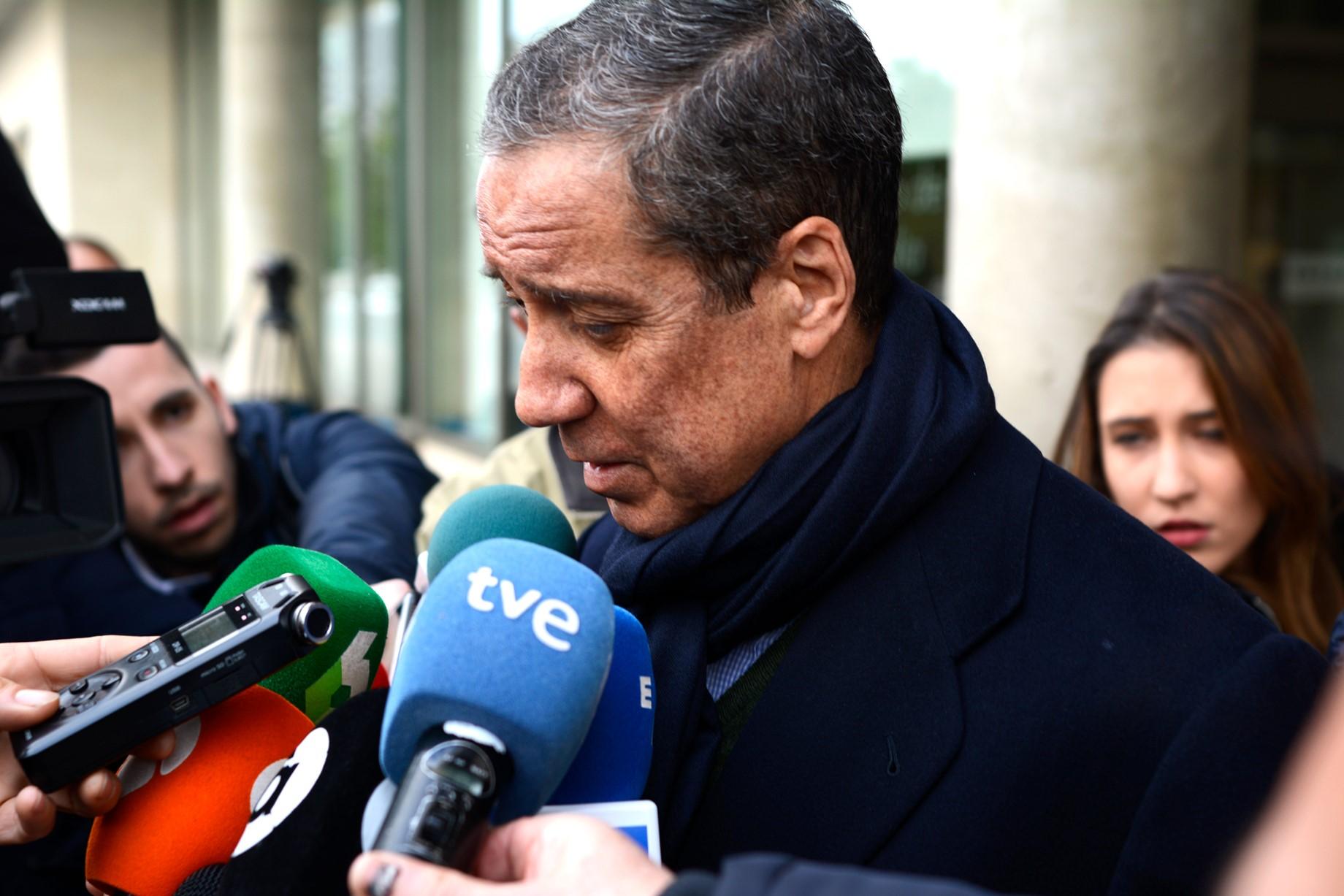  El expresidente de la Generalitat valenciana, Eduardo Zaplana, ofrece declaraciones a los medios de comunicación tras acudir a firmar al Juzgado de Guardia de Valencia