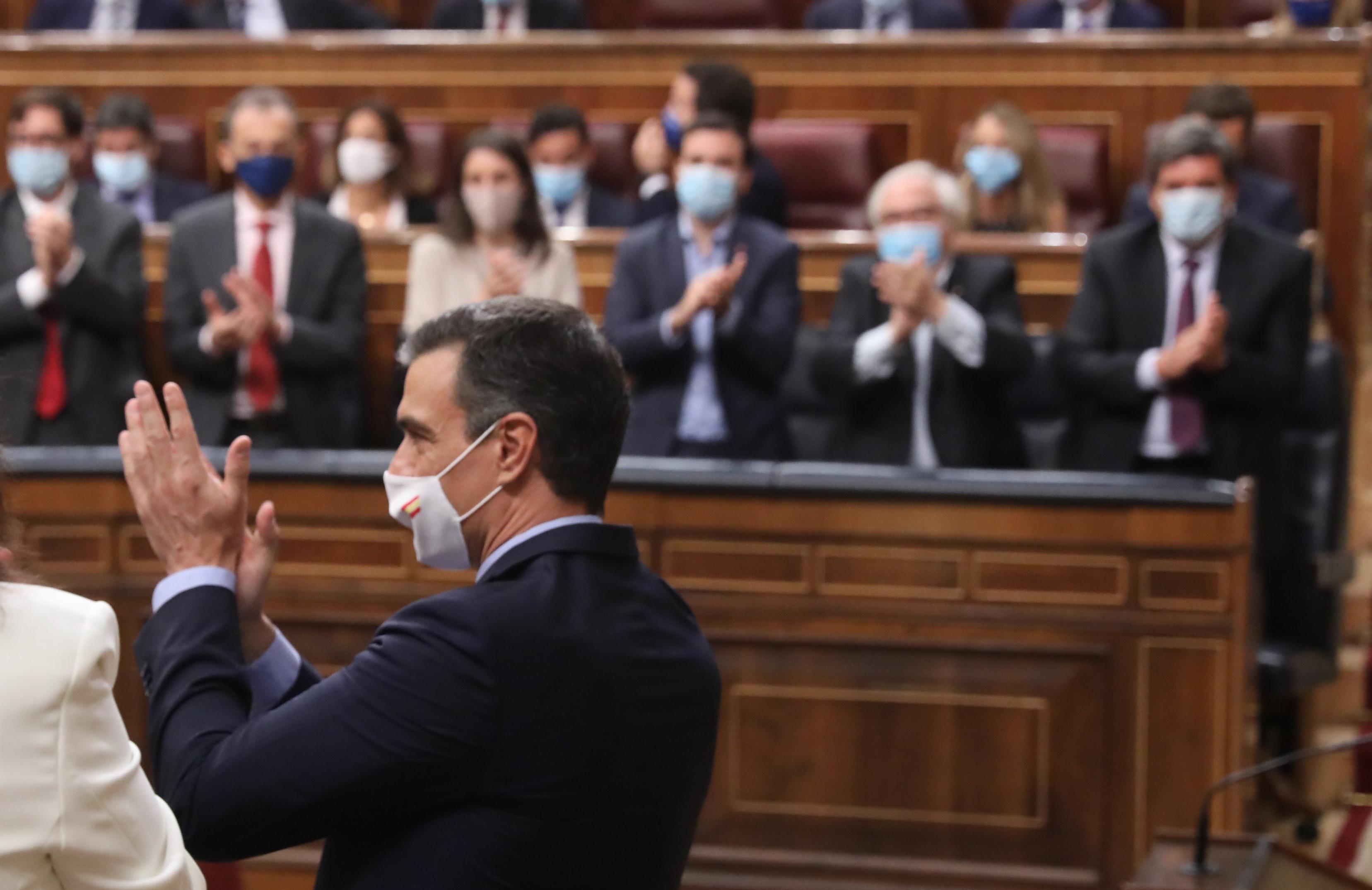 El presidente del Gobierno, Pedro Sánchez, aplaude tras su intervención en una sesión plenaria en el Congreso. EP